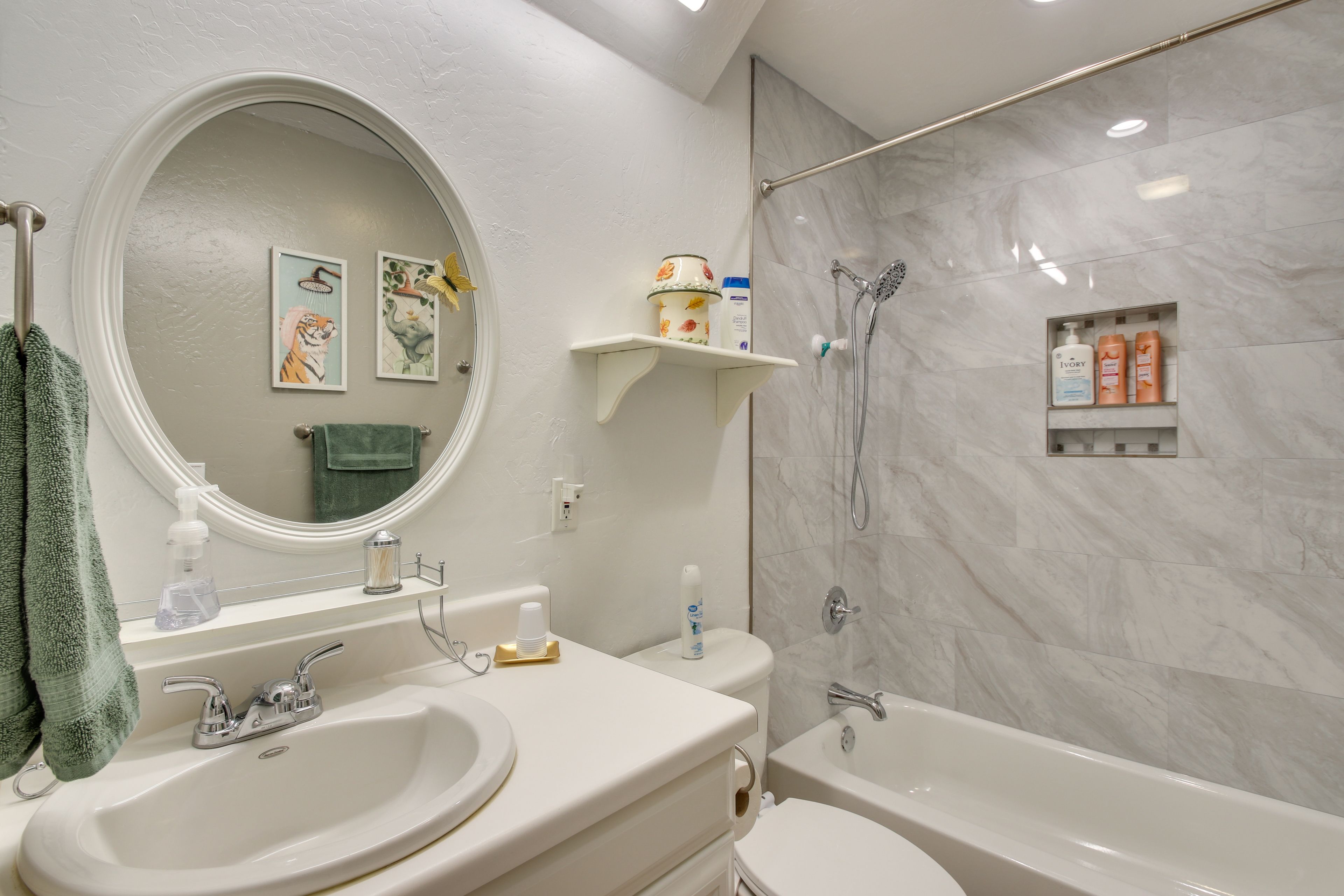 Full Bathroom | Towels Provided