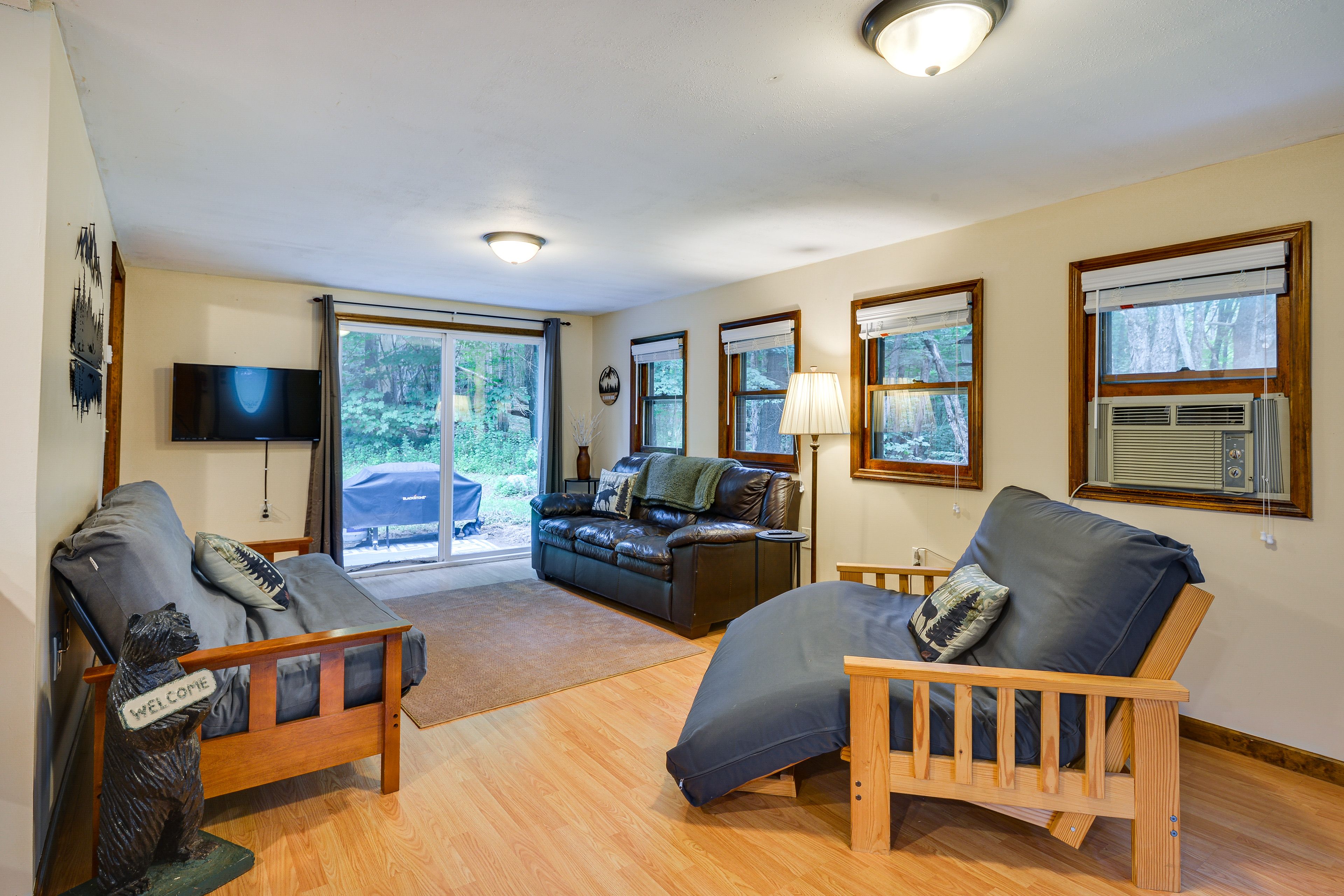 Living Room | Free WiFi | Smart TV | Window A/C Unit | Full Futon