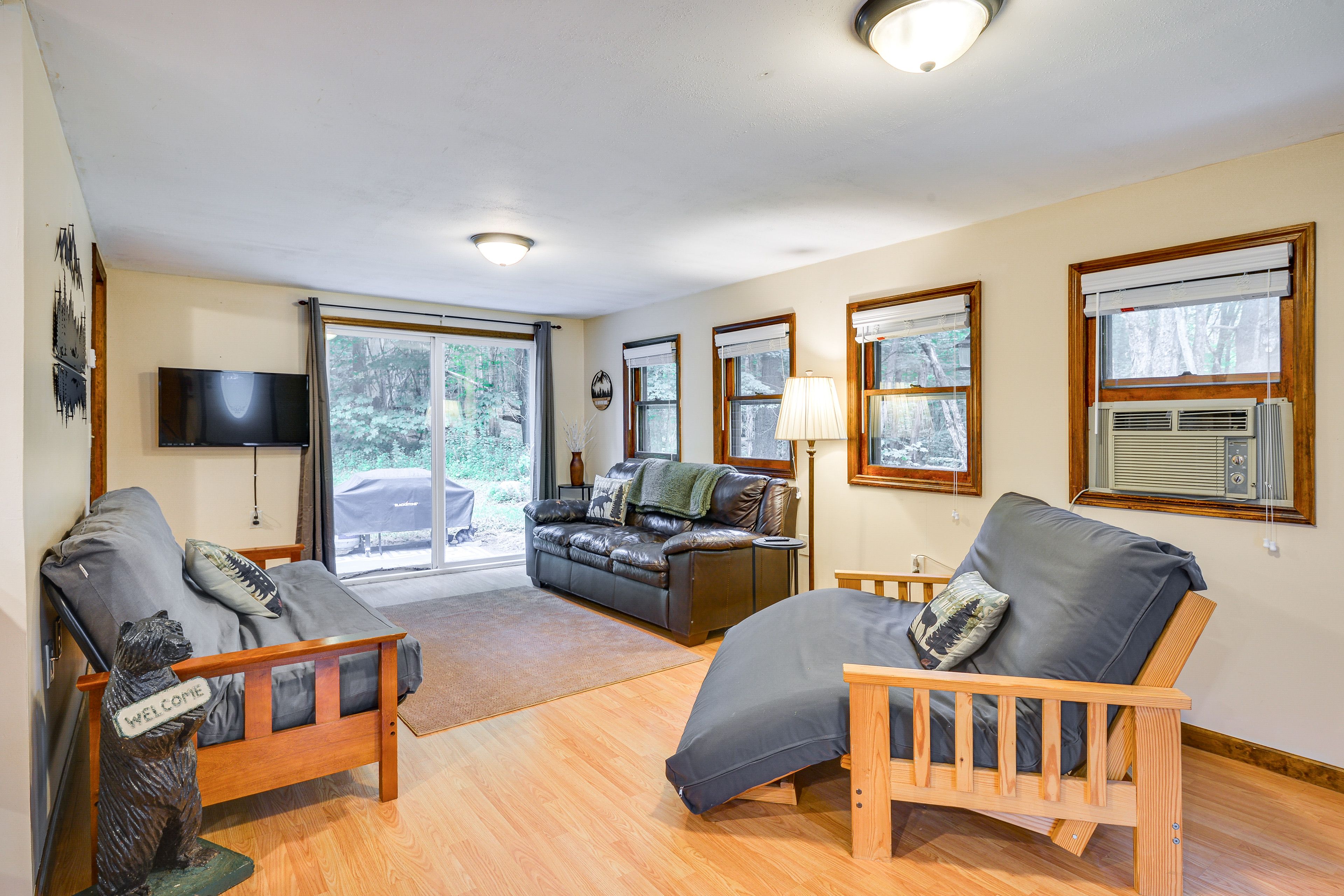 Living Room | Free WiFi | Smart TV | Window A/C Unit | 2 Full Futons