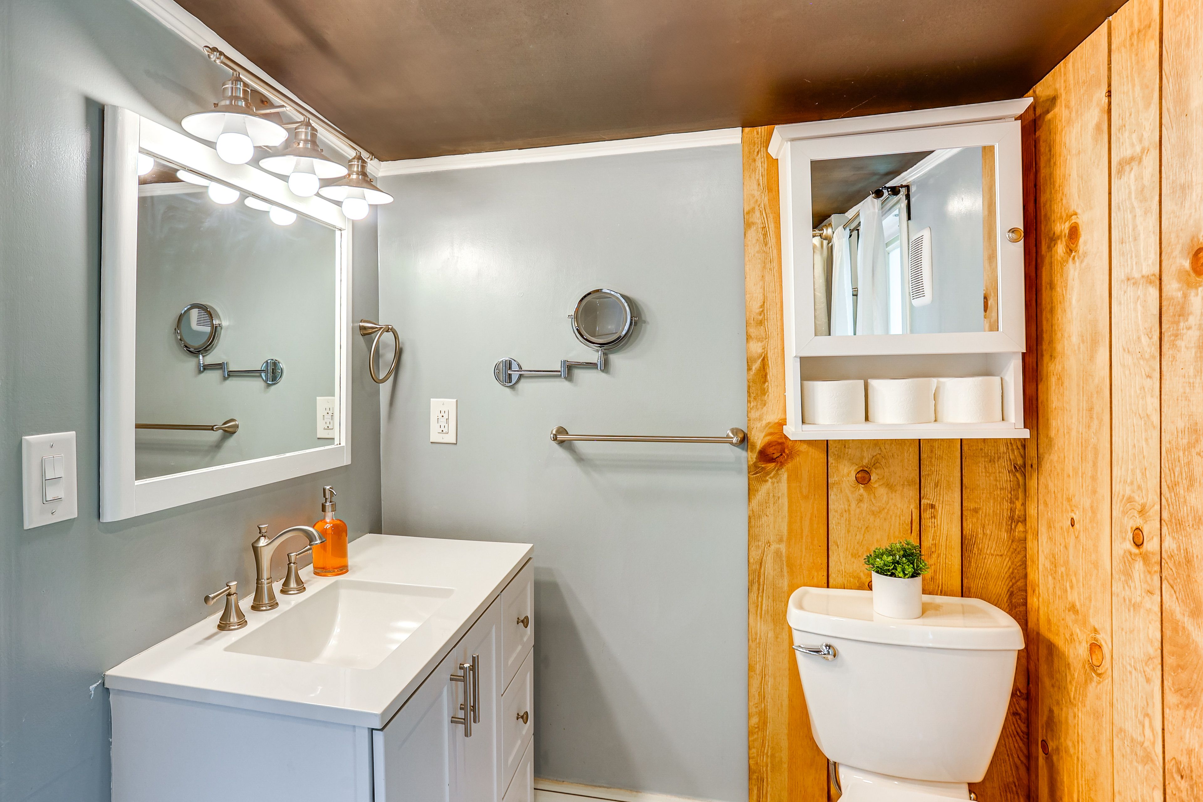 Full Bathroom | 2nd Floor | Towels Provided | Toiletries