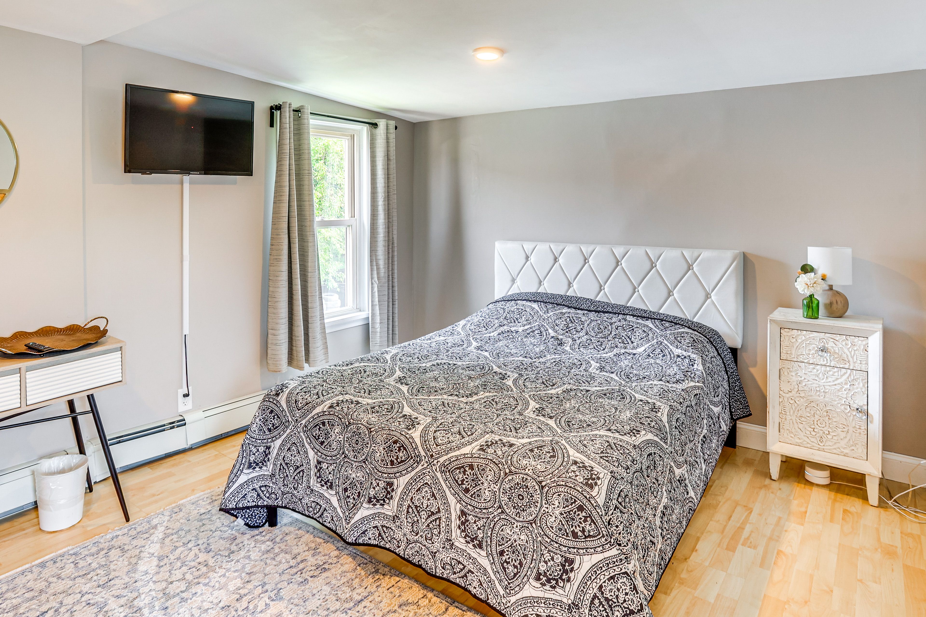 Bedroom 1 | 2nd Floor | Queen Bed | Linens Provided | Smart TV