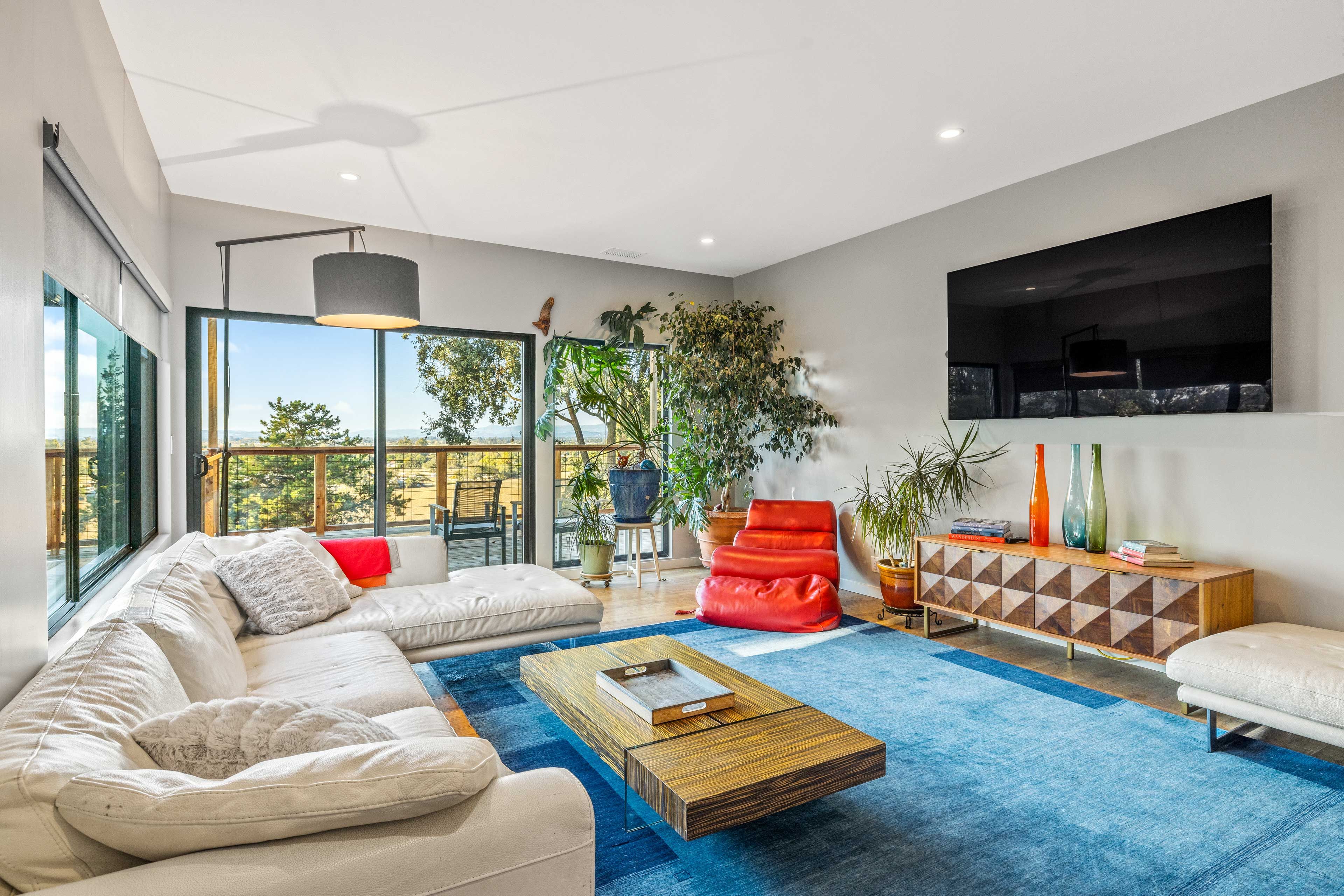 Living Room | Smart TV | Piano | Access to Deck