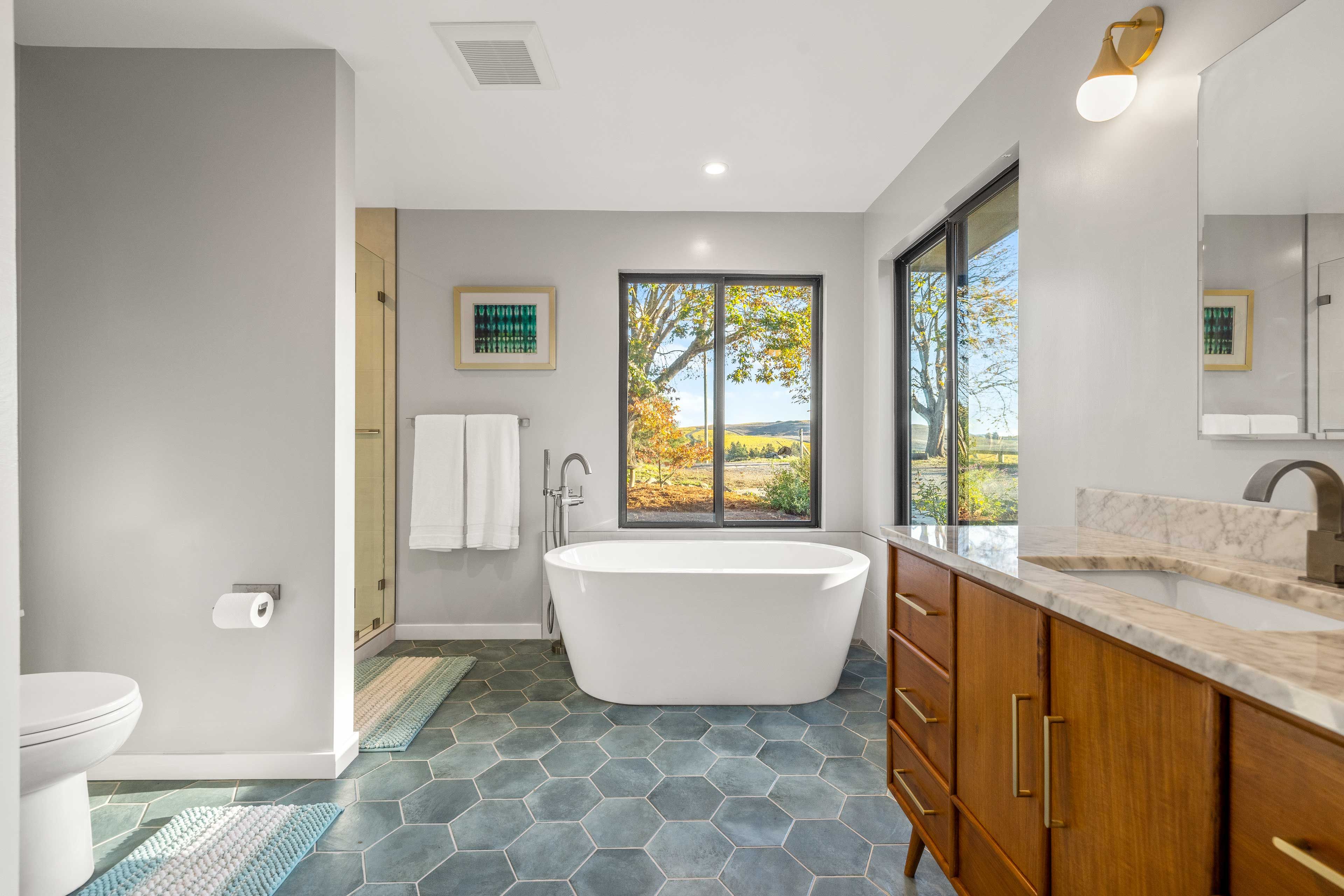 Full Bathroom | Shower | Towels Provided
