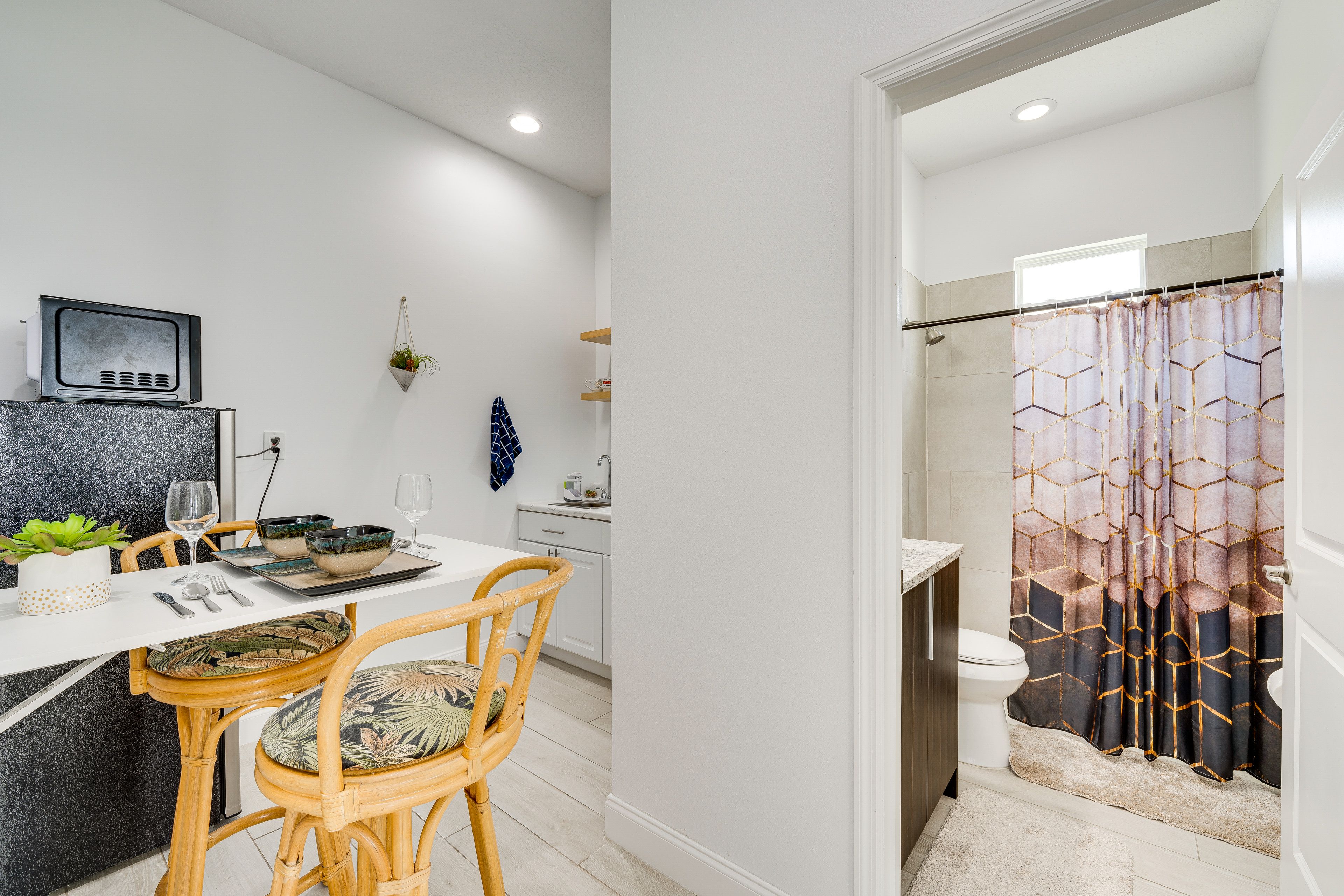 Kitchenette & Dining Area