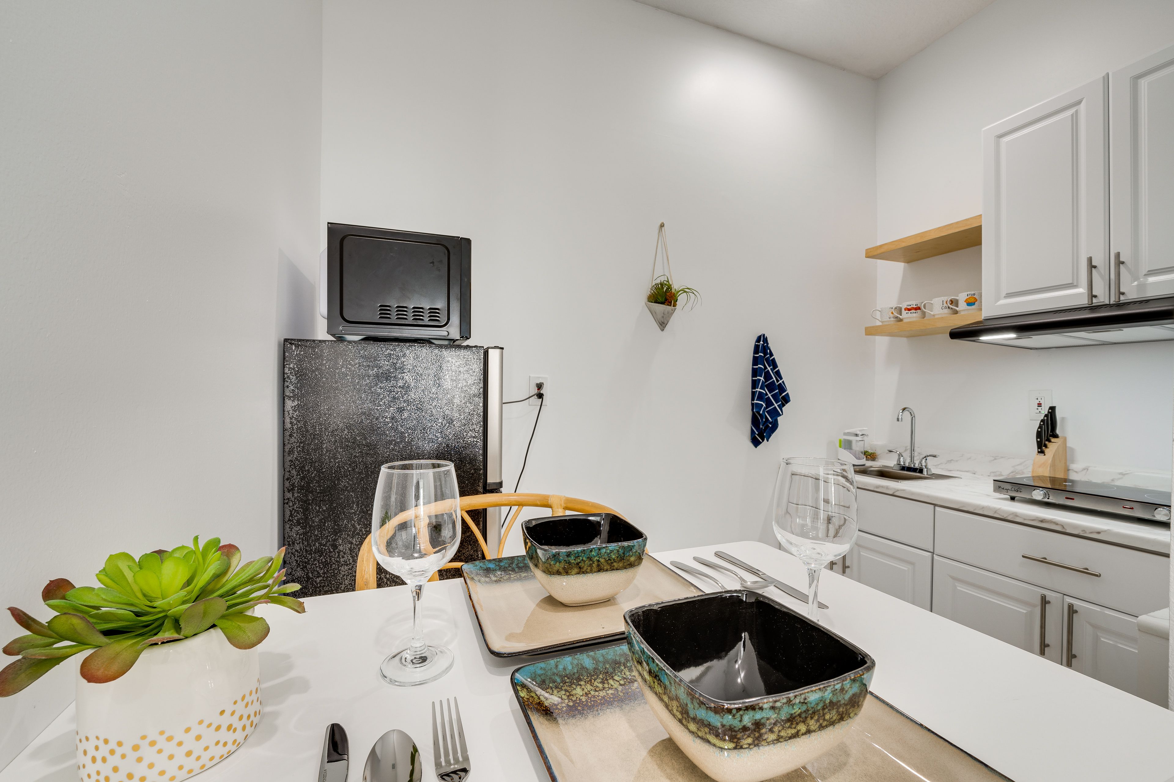 Kitchenette | Dishware & Flatware
