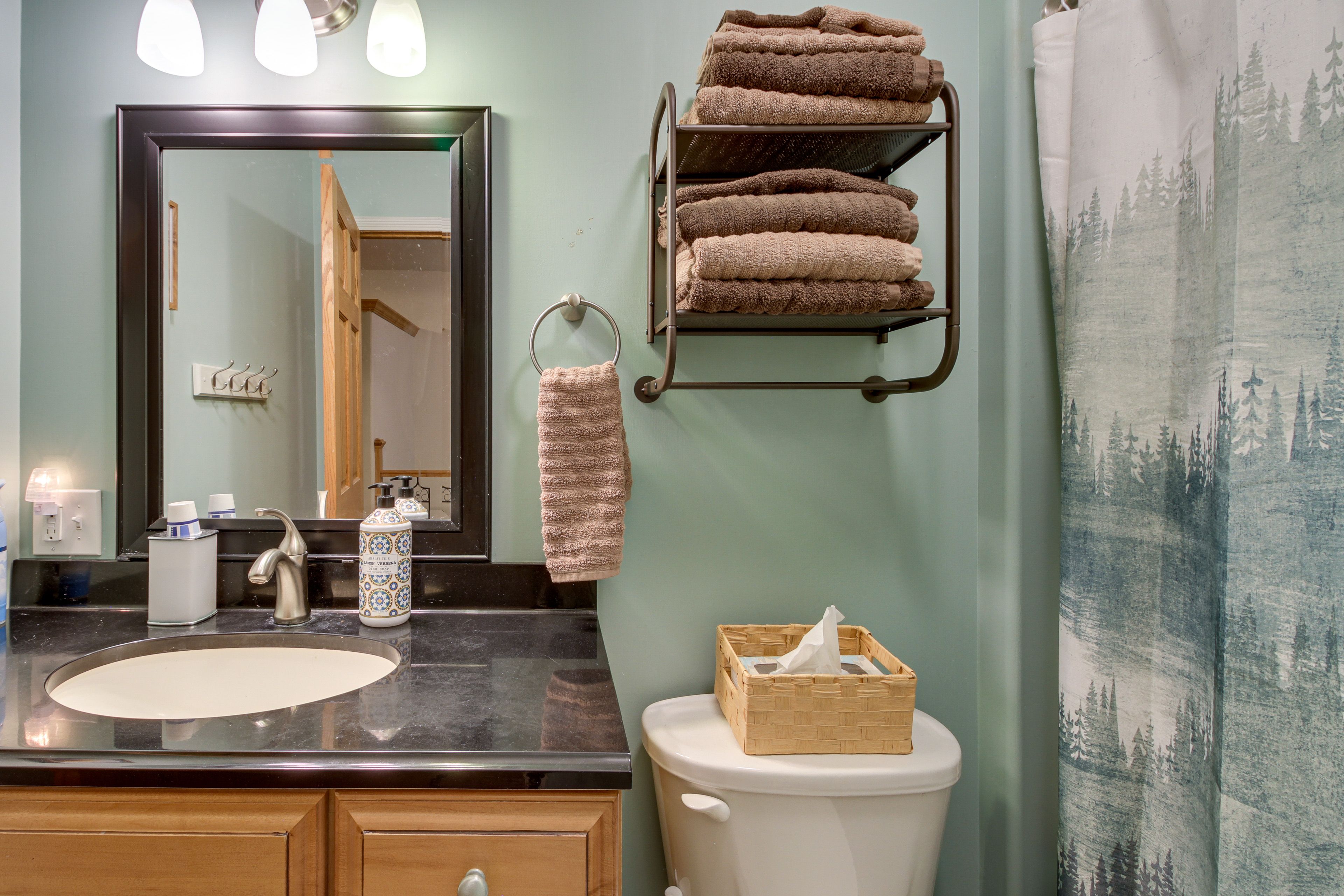 Full Bathroom | 1st Floor | Complimentary Toiletries