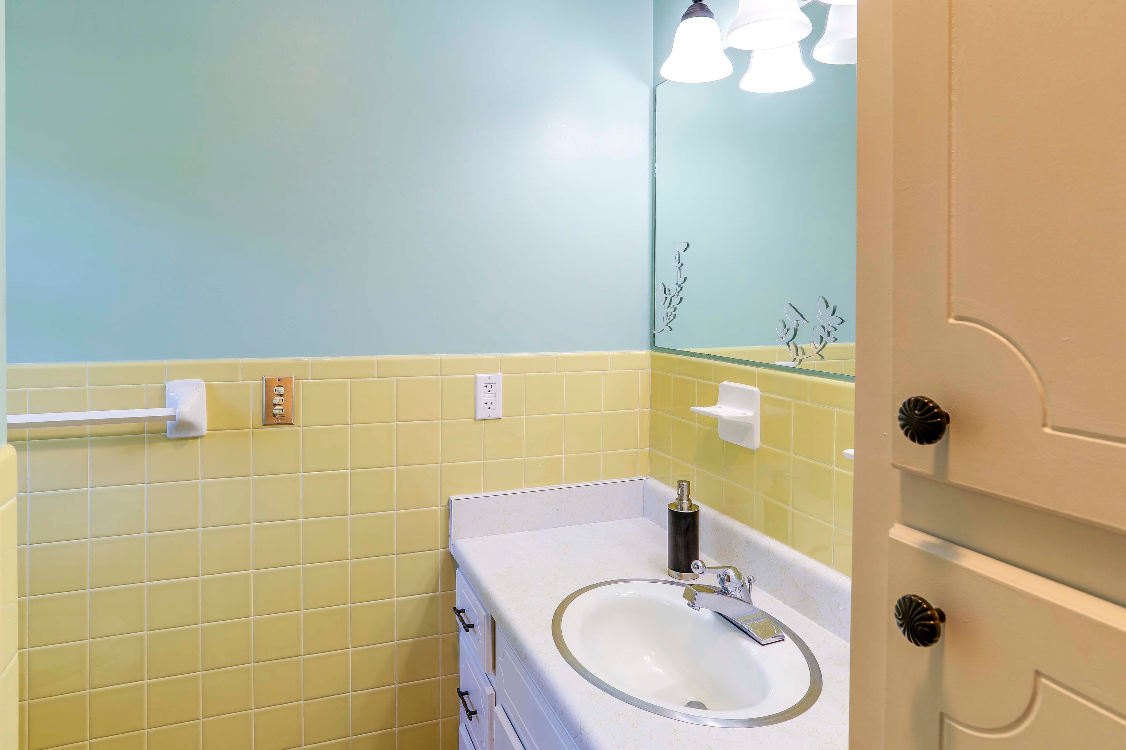 Full Bathroom | Shower/Tub Combo | Main Level