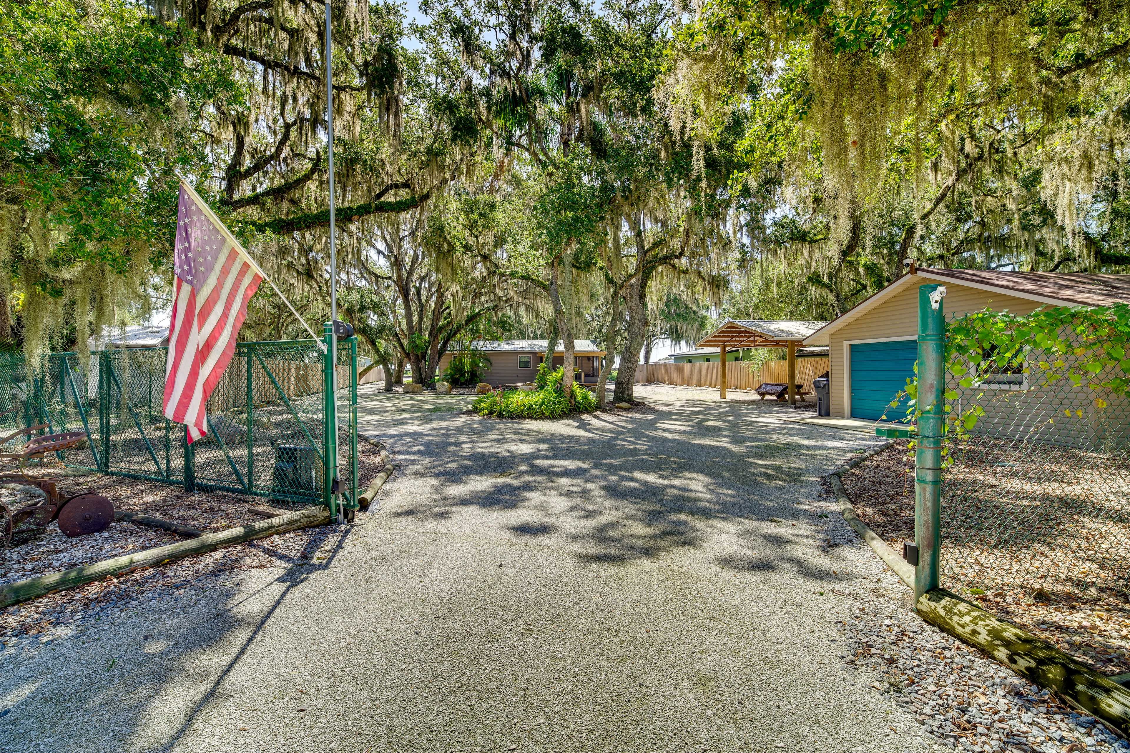 Parking | Driveway (4 Vehicles) | Trailer Parking Allowed