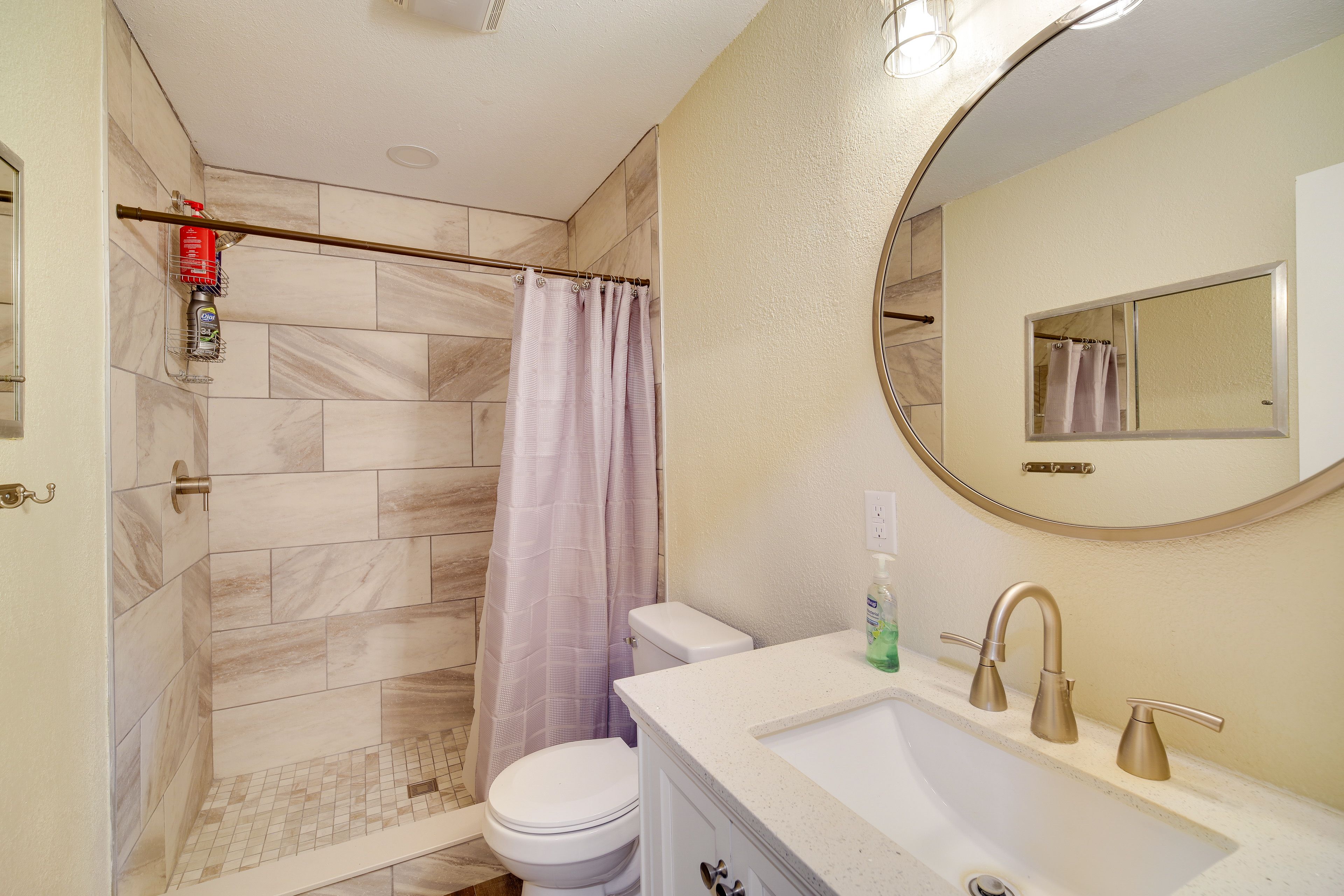 Full Bathroom | Complimentary Toiletries