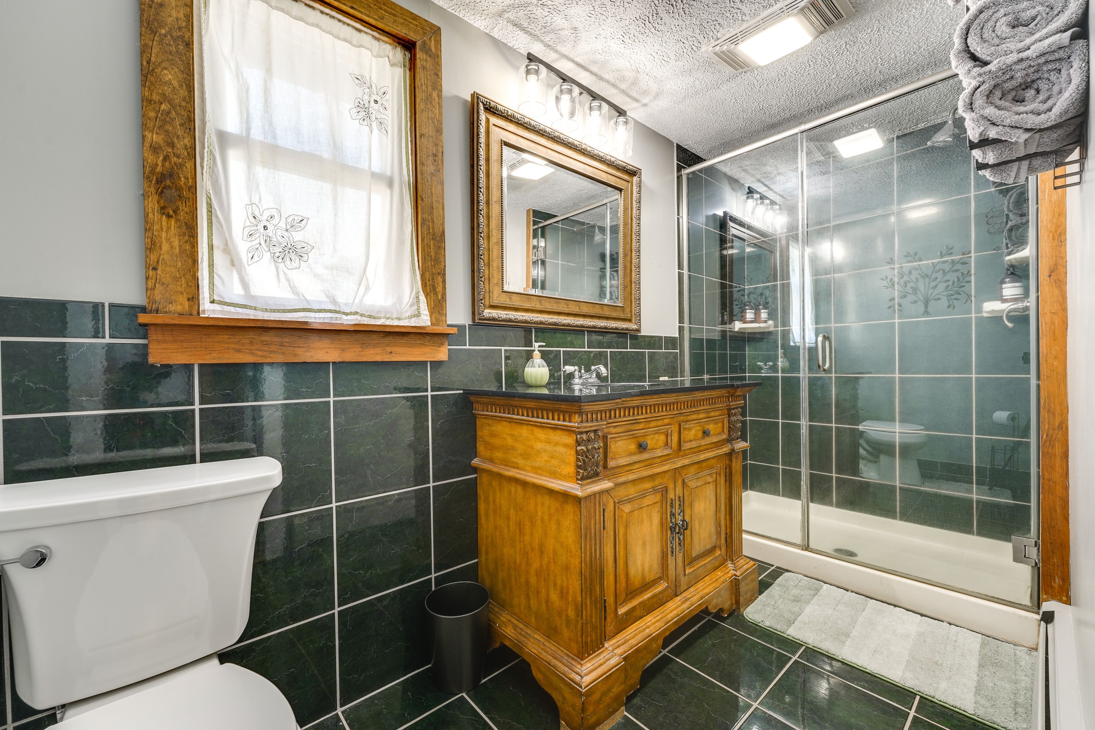 Full Bathroom | Complimentary Toiletries