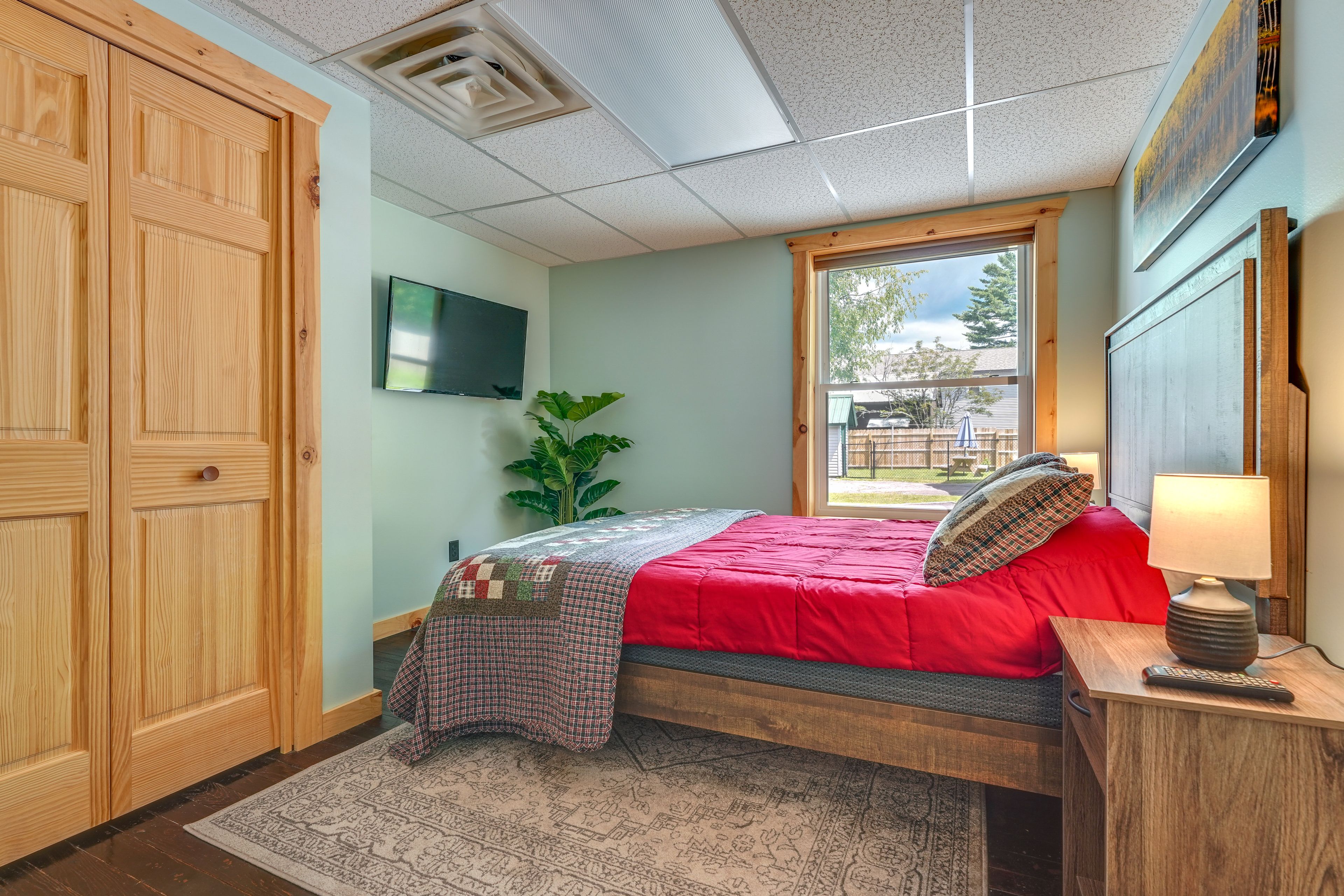 Bedroom 1 | Queen Bed | Linens & Towels Provided