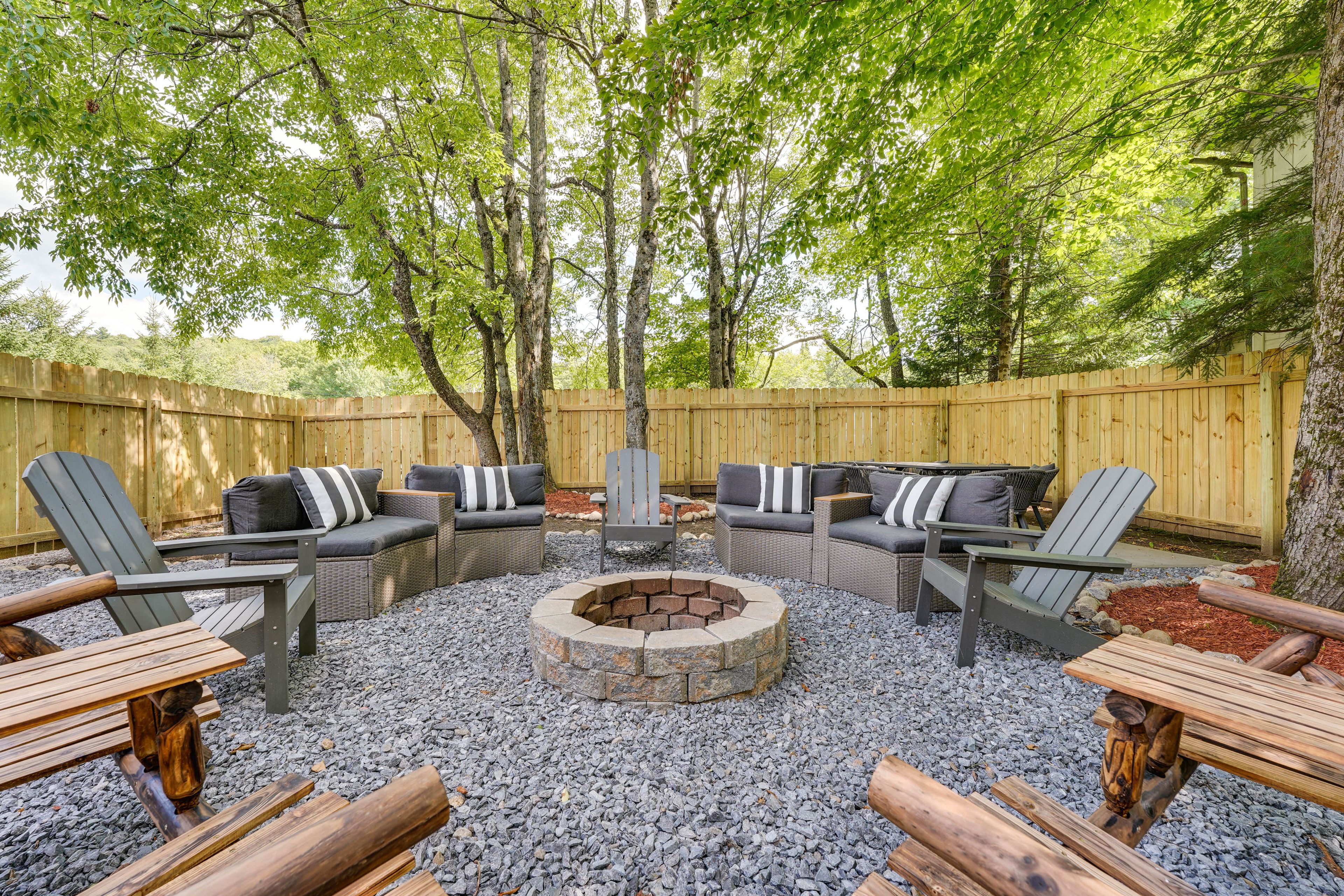 Backyard | Fire Pit | Outdoor Seating Areas