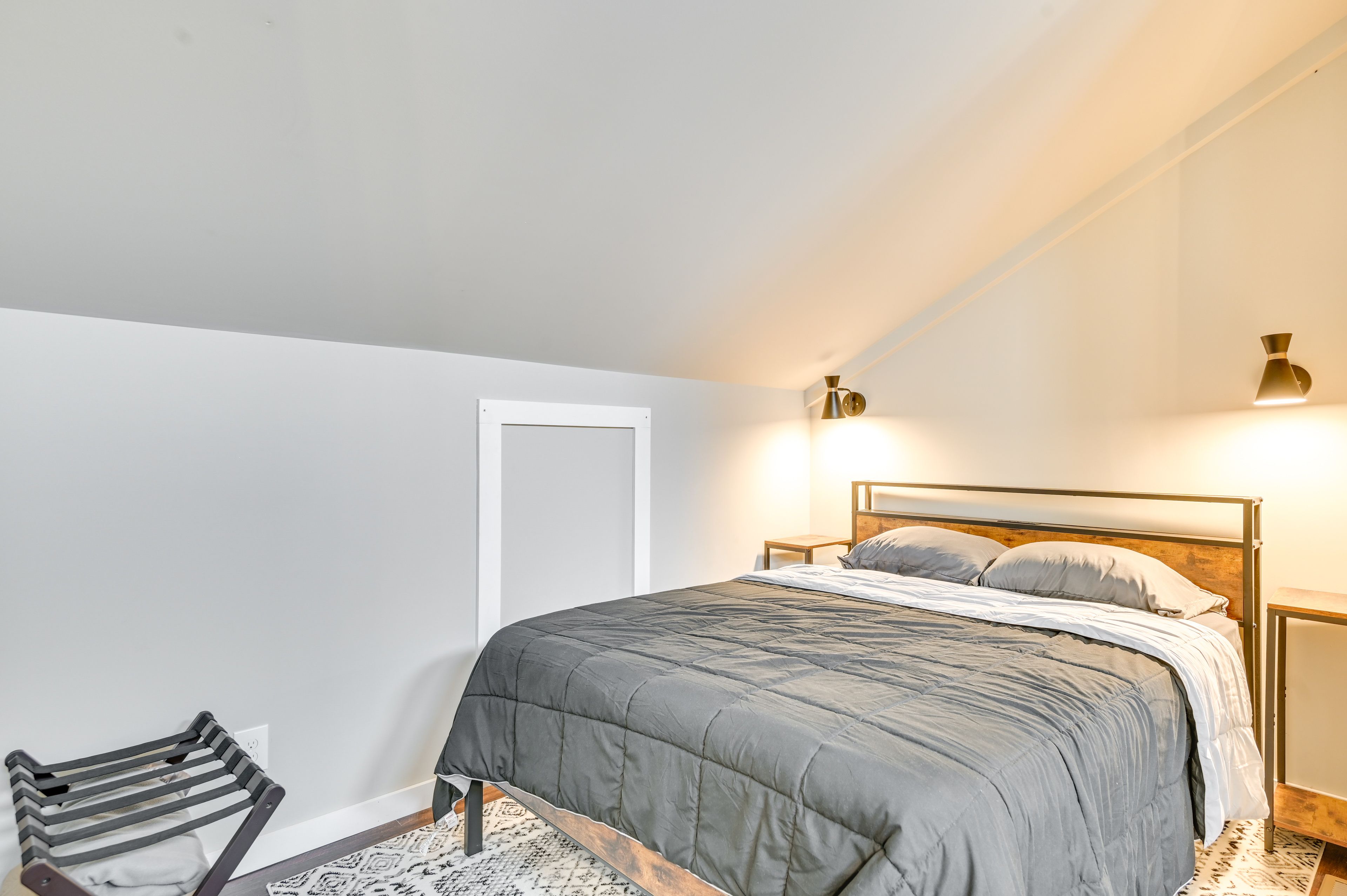 Studio | Queen Bed | Linens & Towels Provided