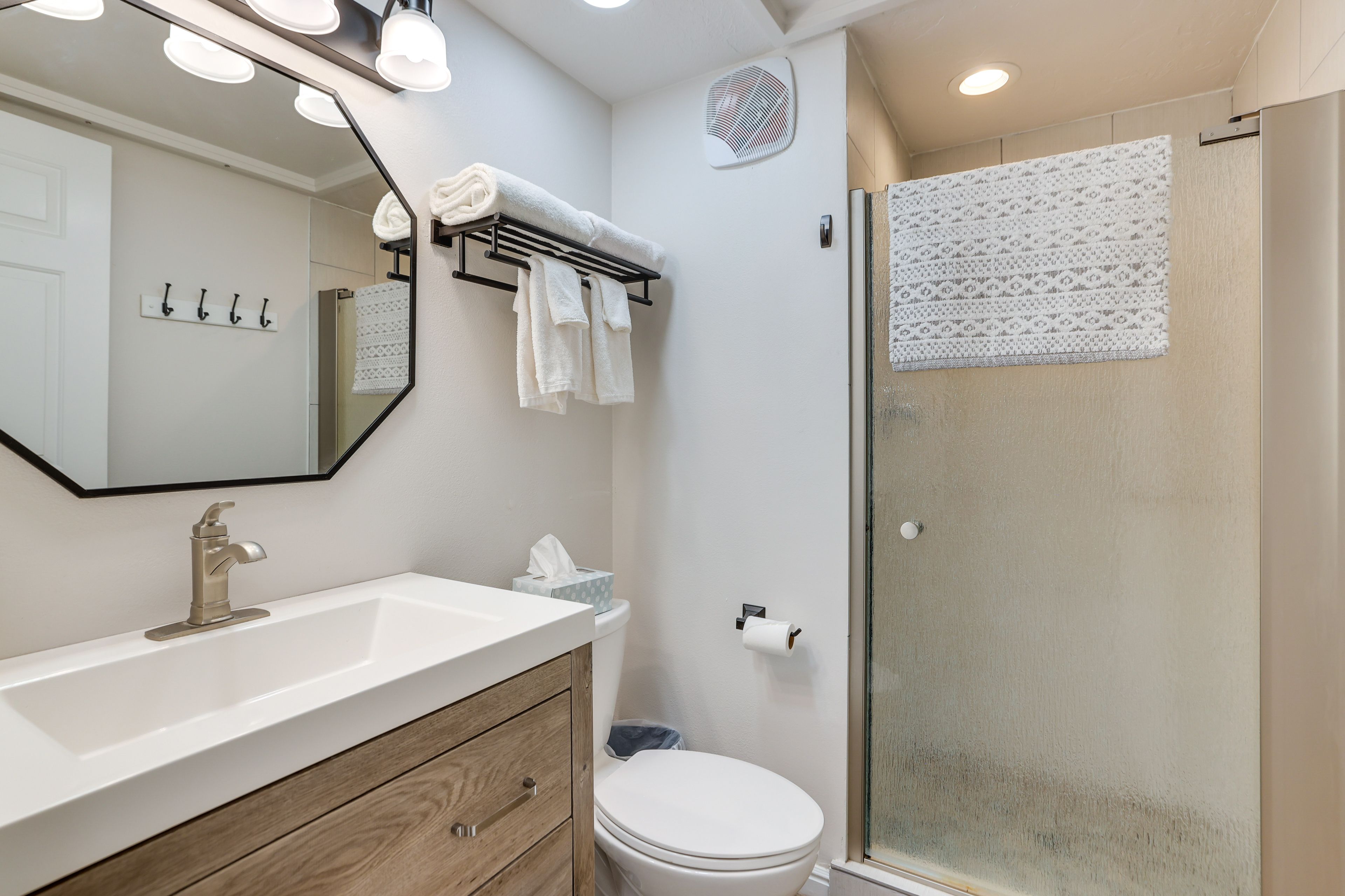 Full Bathroom | Towels Provided