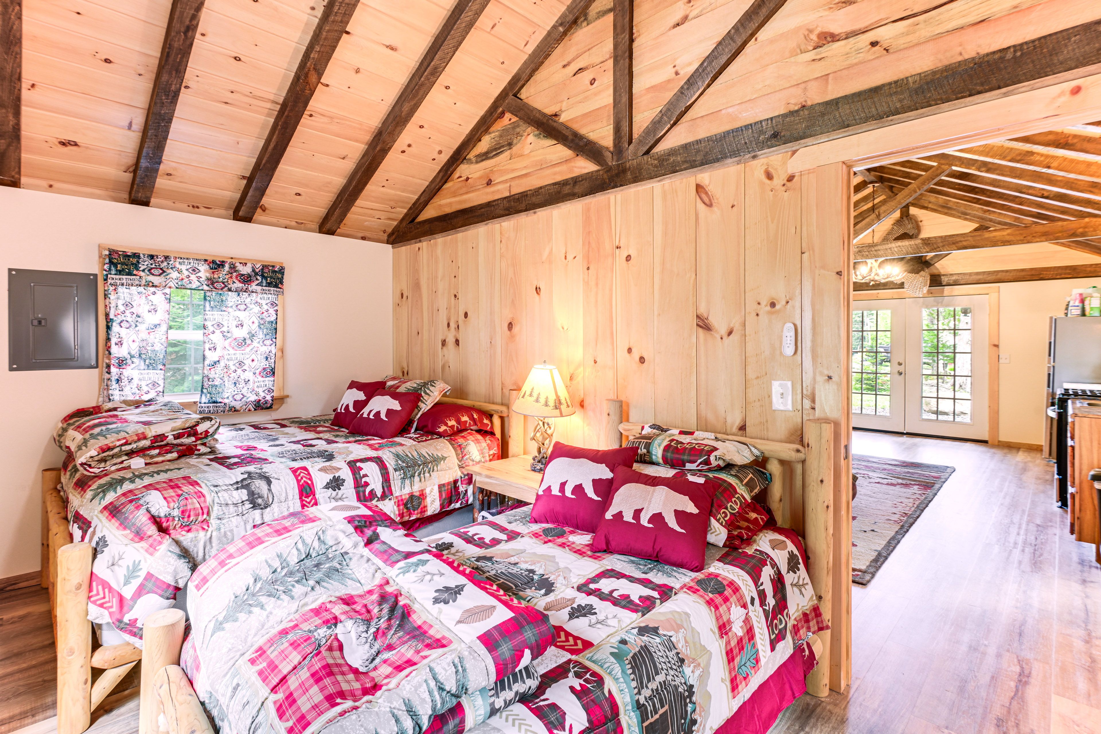 Bedroom | Queen Bed | Full Bed