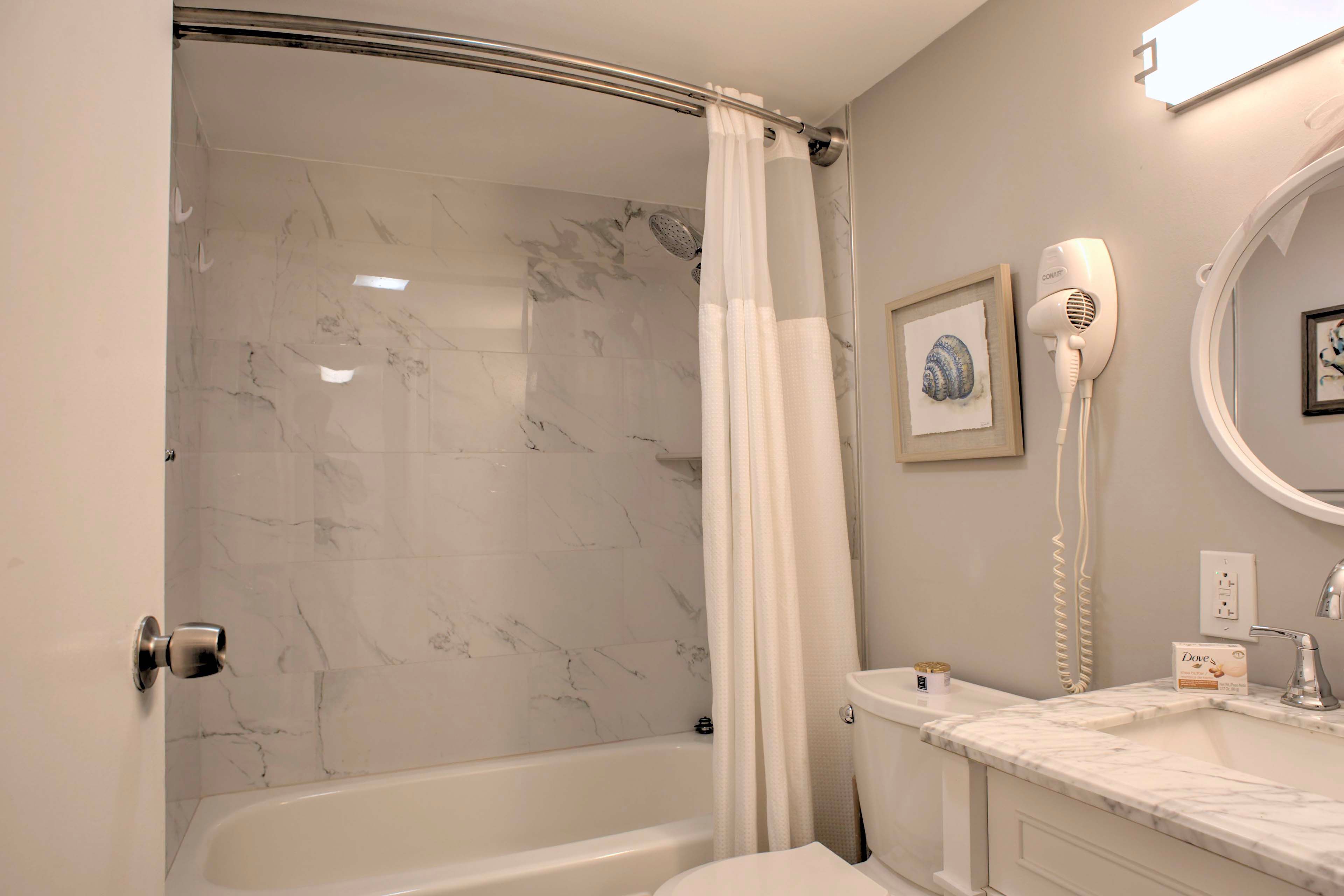 Full Bathroom | Towels Provided