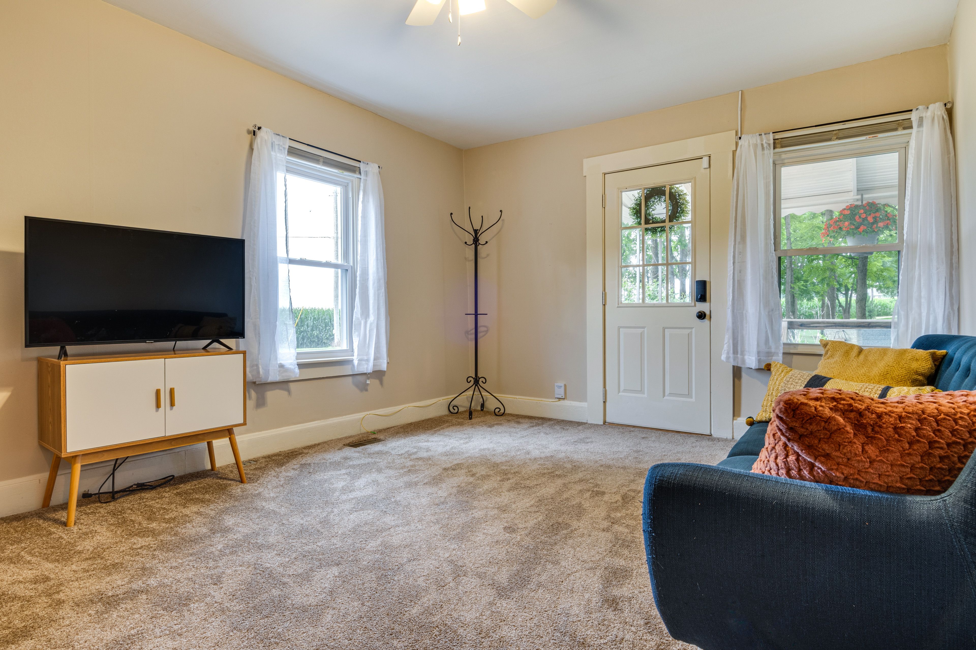 Living Room | Smart TV | Free WiFi | Central A/C & Heating | Pet Friendly w/ Fee