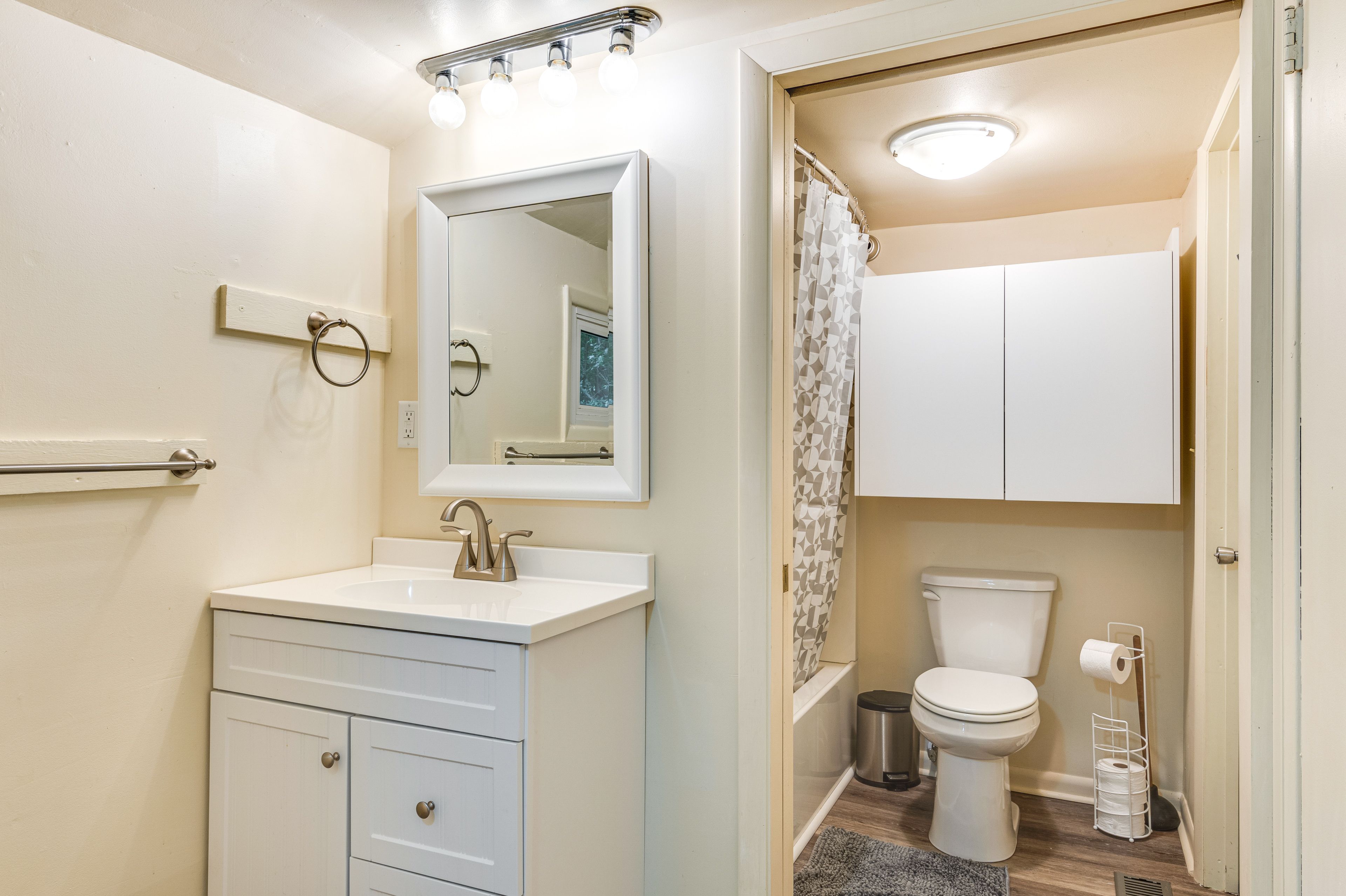 Full Bathroom | Complimentary Toiletries