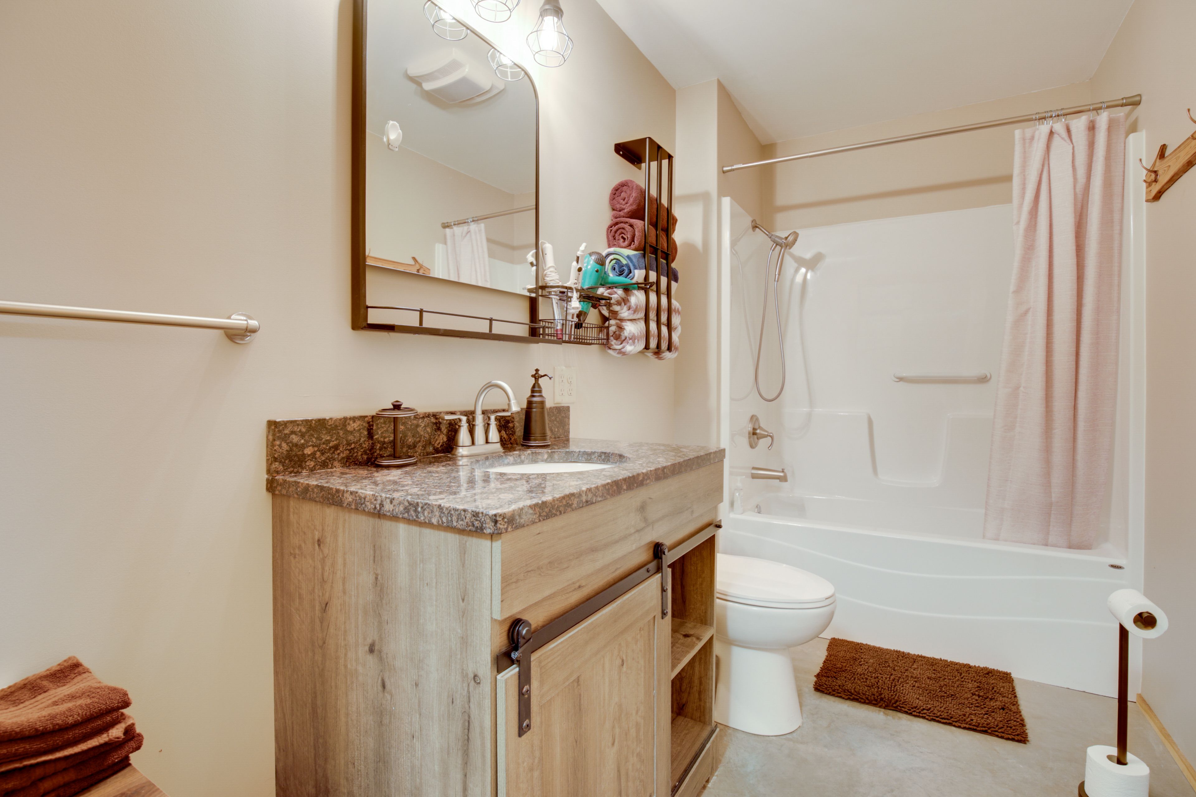 Full Bath | Towels Provided