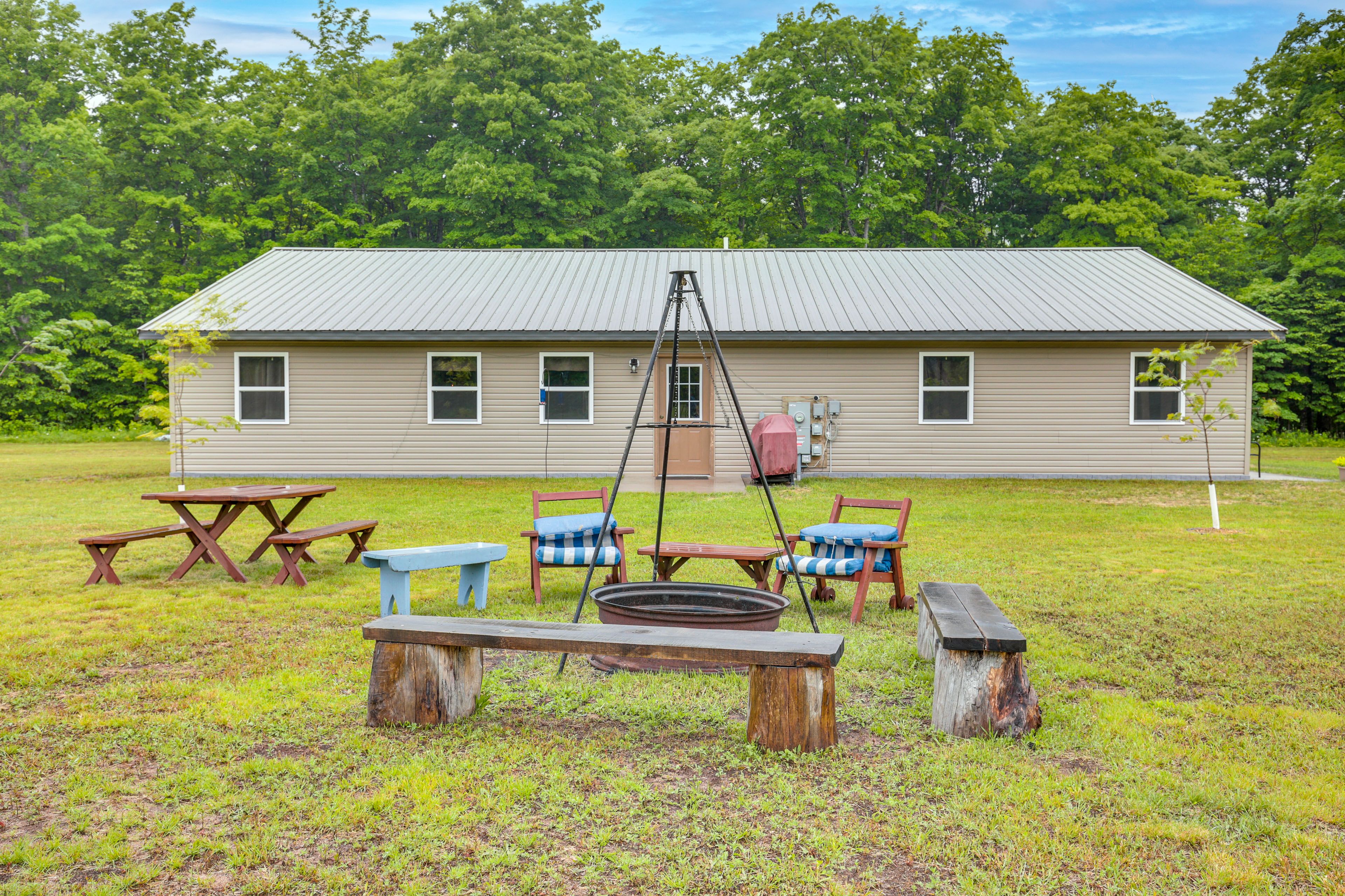 Toivola Vacation Rental | 6BR | 2BA | 2,400 Sq Ft | Step-Free Access