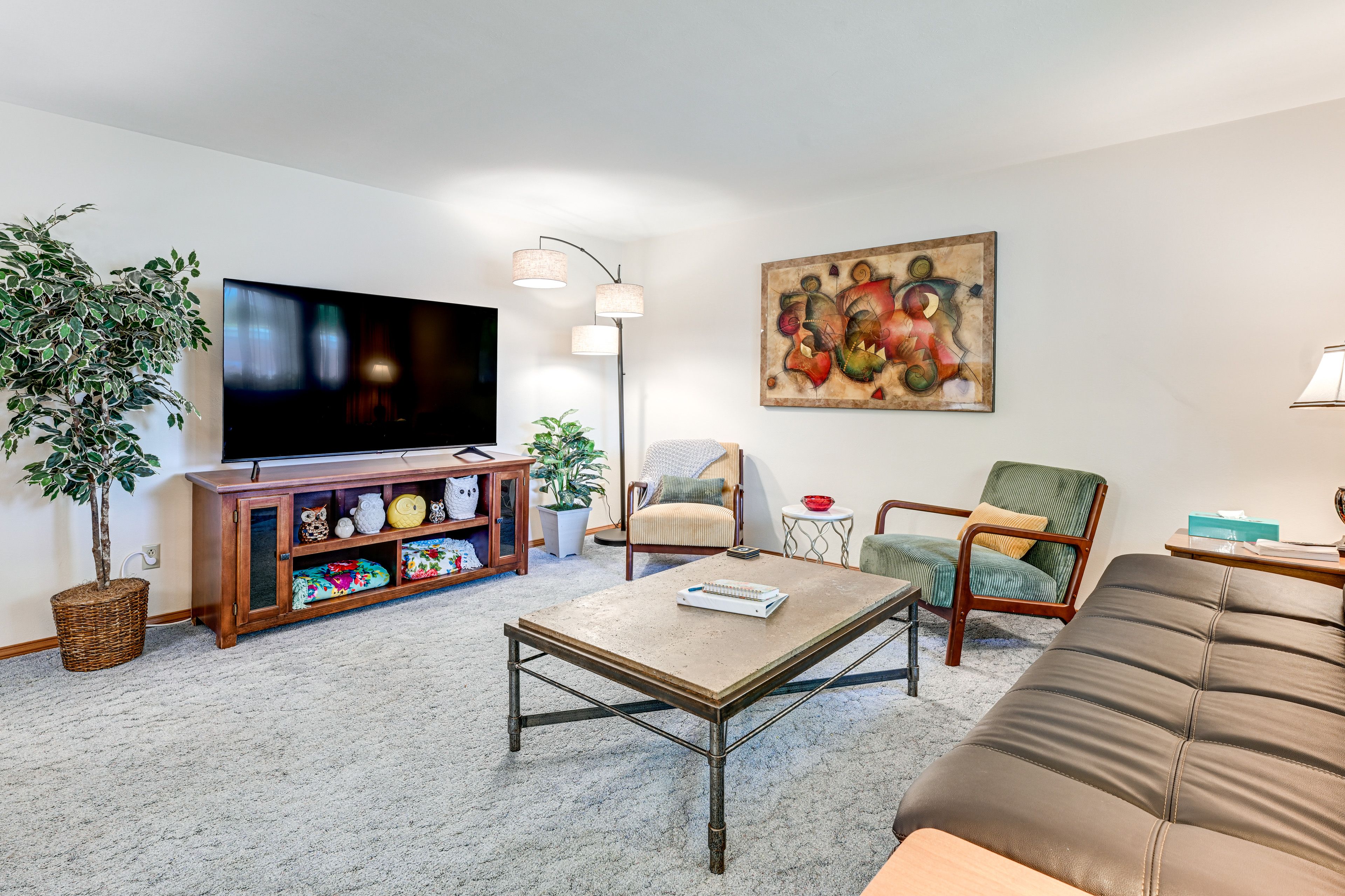 Living Room | Free WiFi | Smart TV | Central Heating & A/C