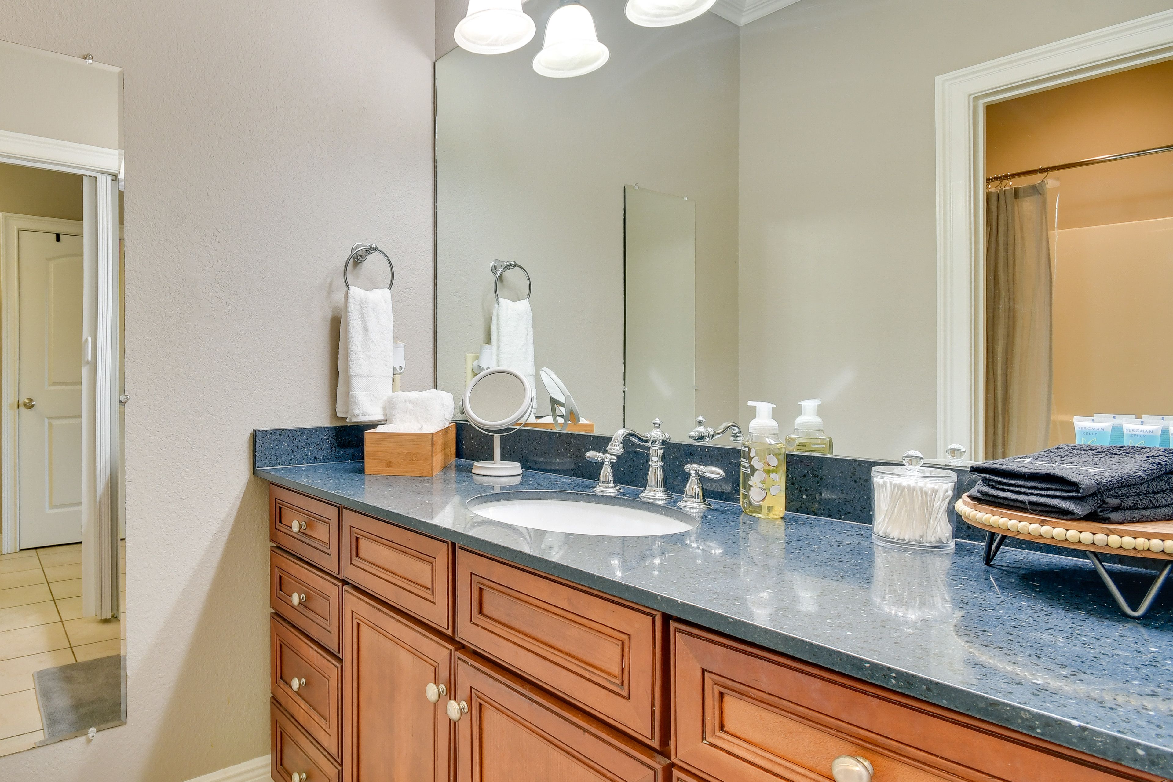 Full Bathroom | Towels Provided | Complimentary Toiletries | Hair Dryer