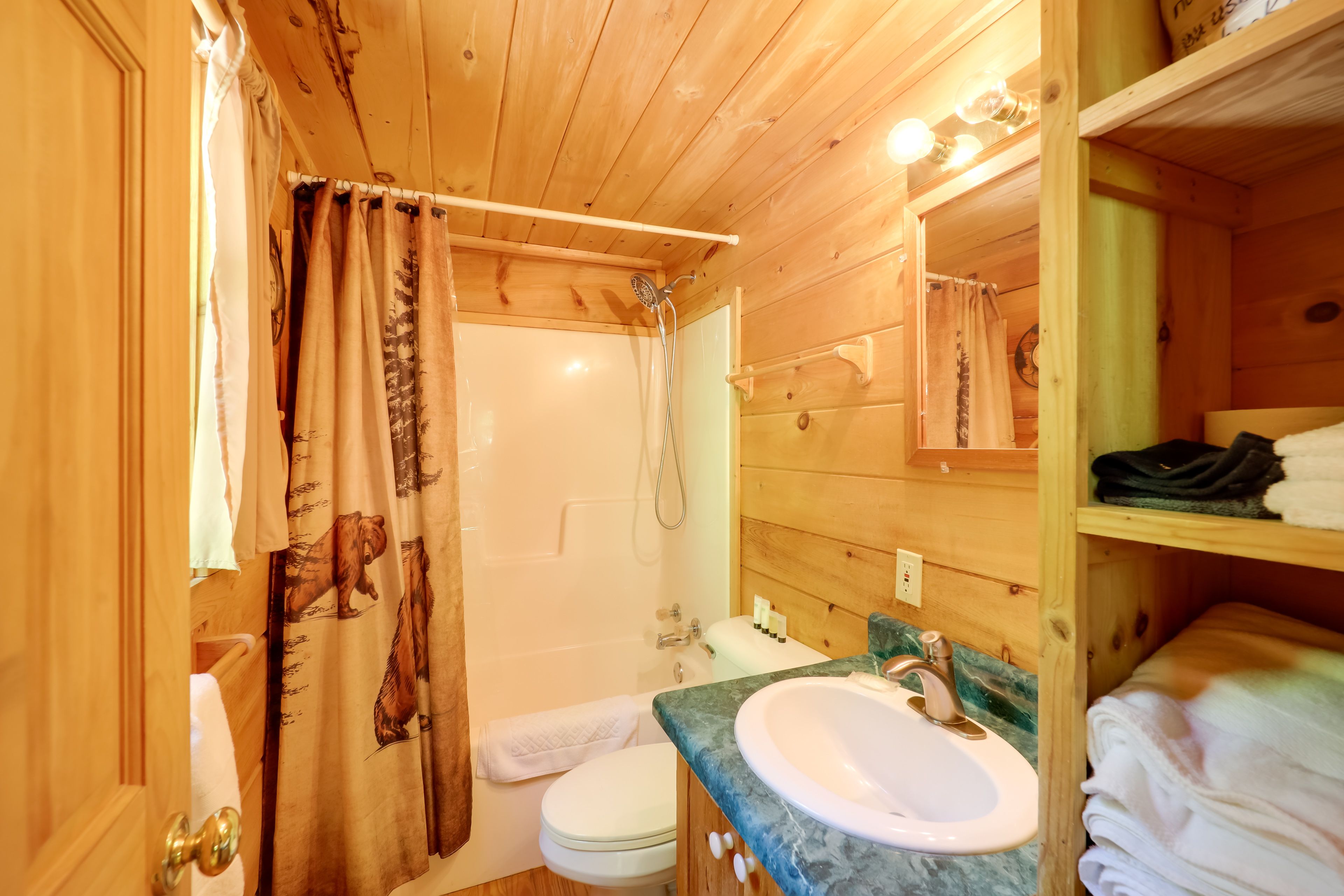 Full Bathroom | Towels Provided | Complimentary Toiletries | Hair Dryer