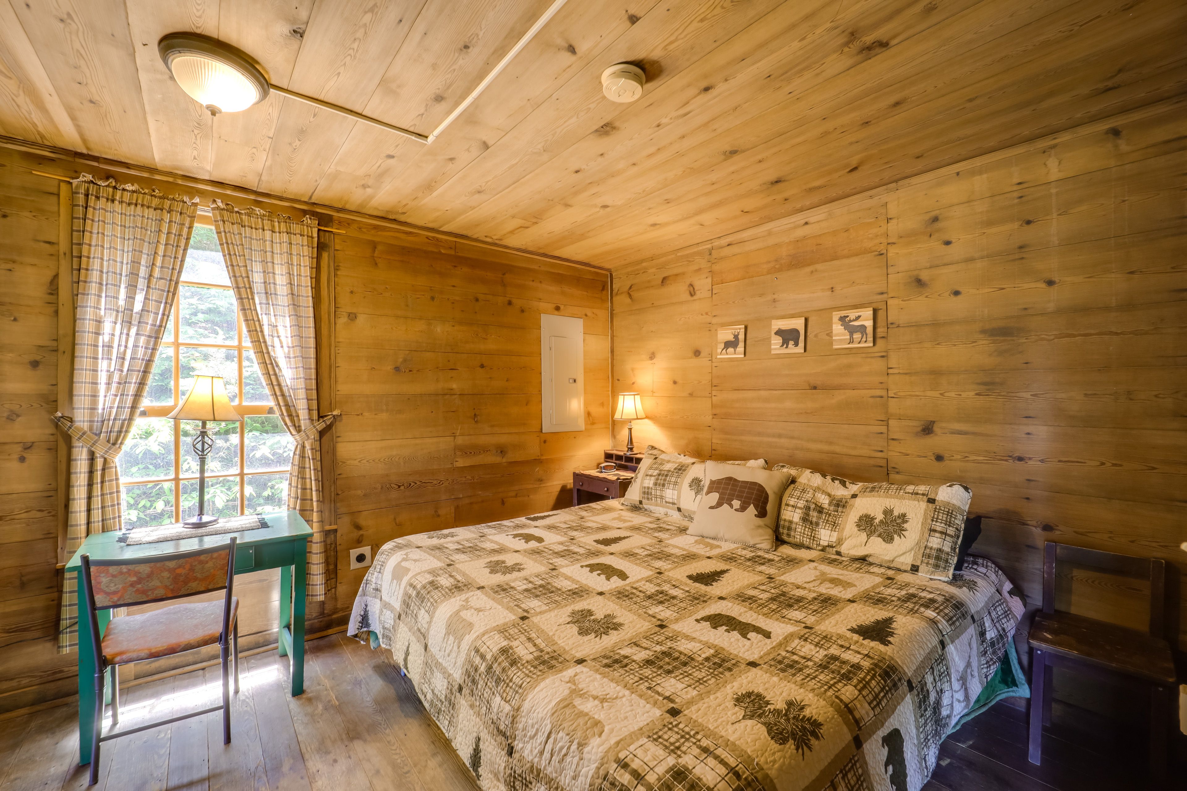 Bedroom 1 | King Bed | 1st Floor