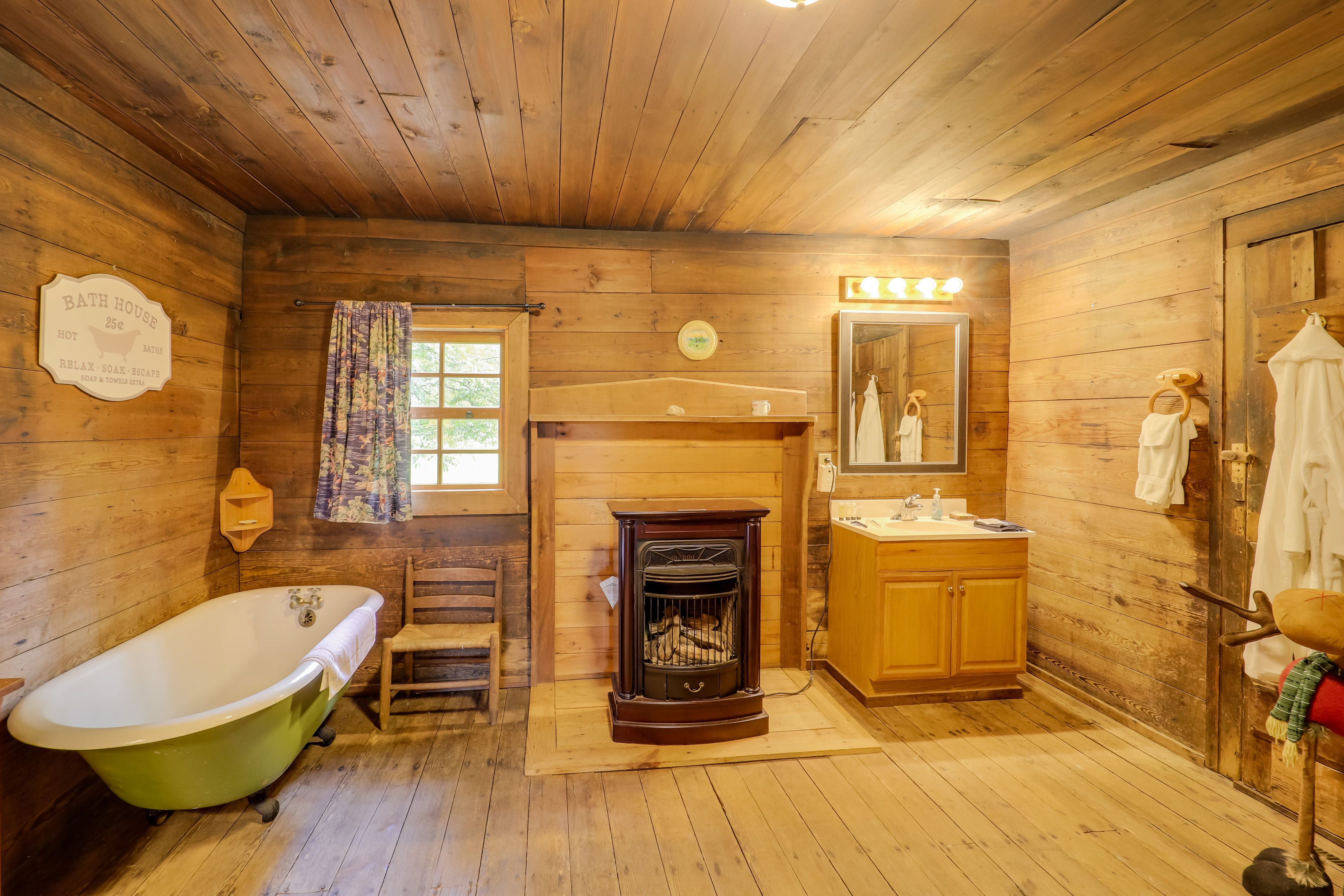 Bathroom | Fireplace | Complimentary Toiletries | 1st Floor