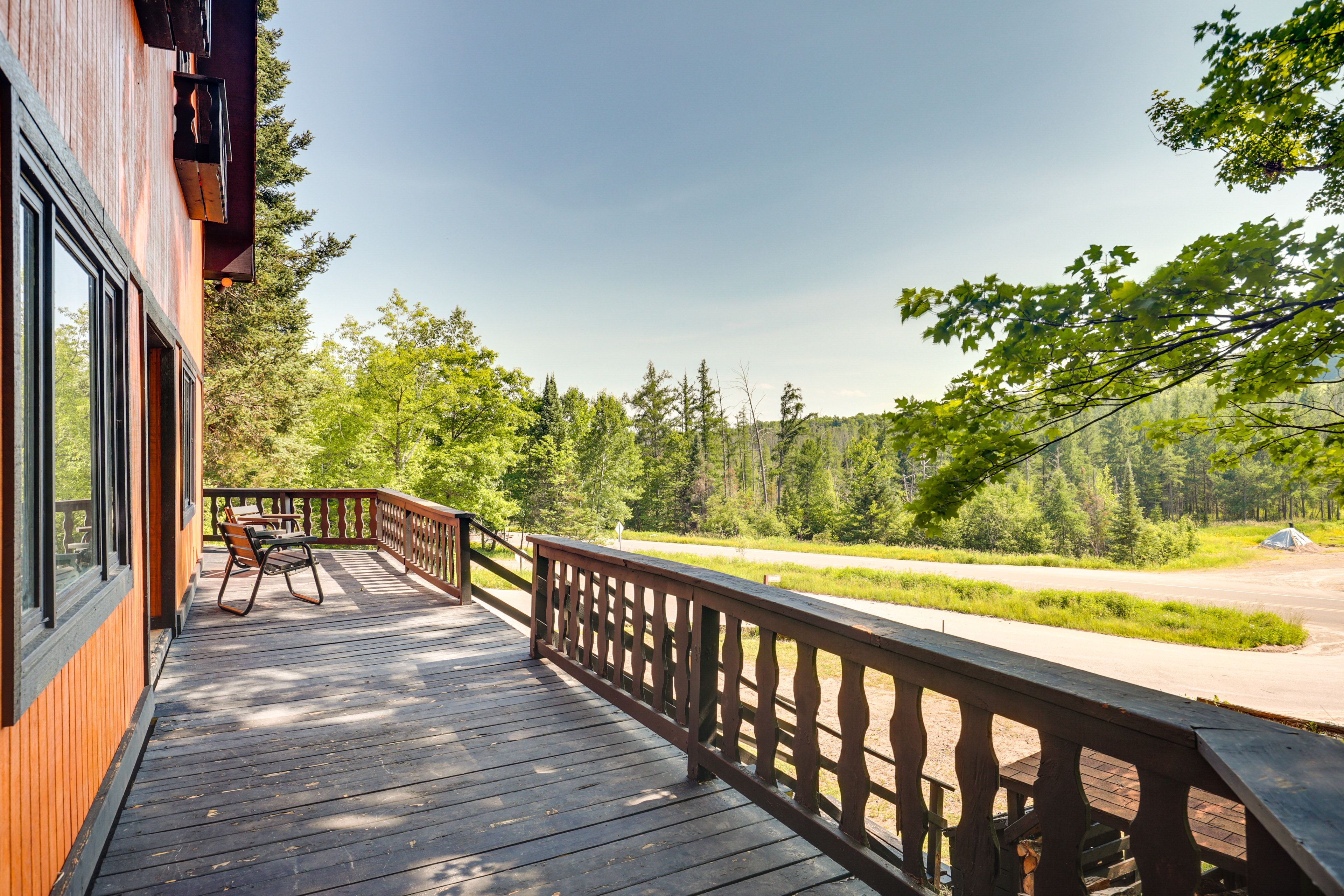 Cabin Exterior | Shared Deck