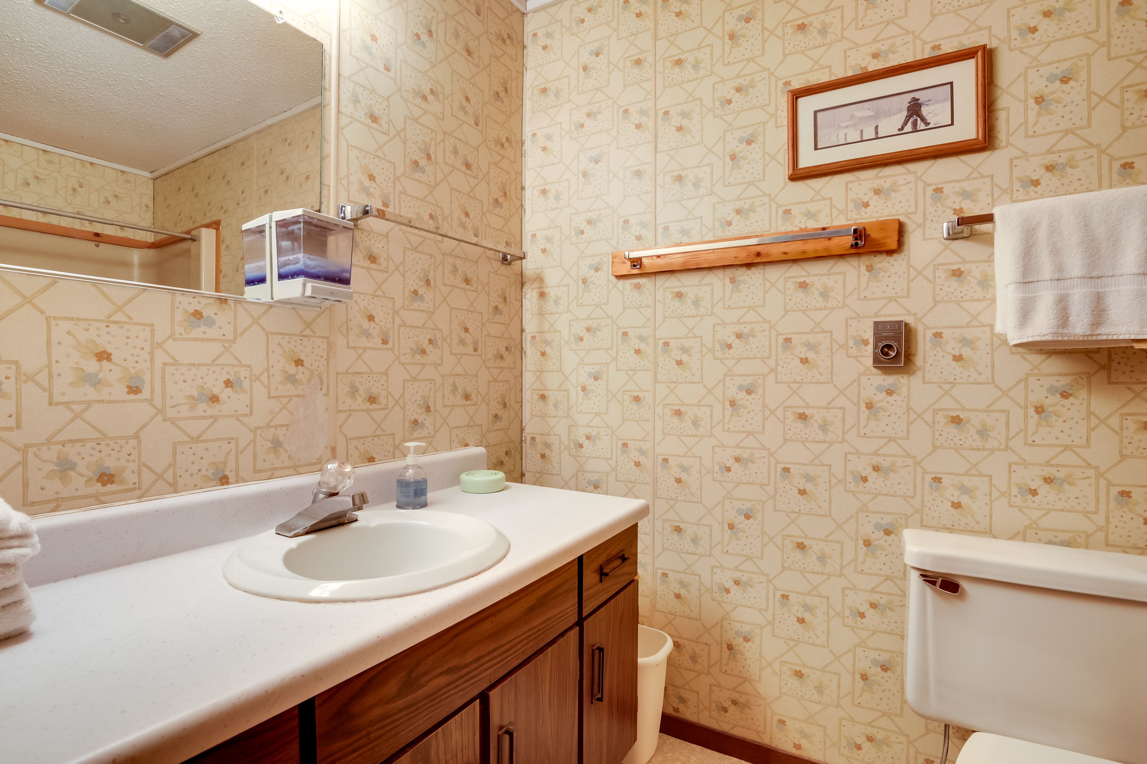 Full Bathroom | Towels Provided | Complimentary Toiletries