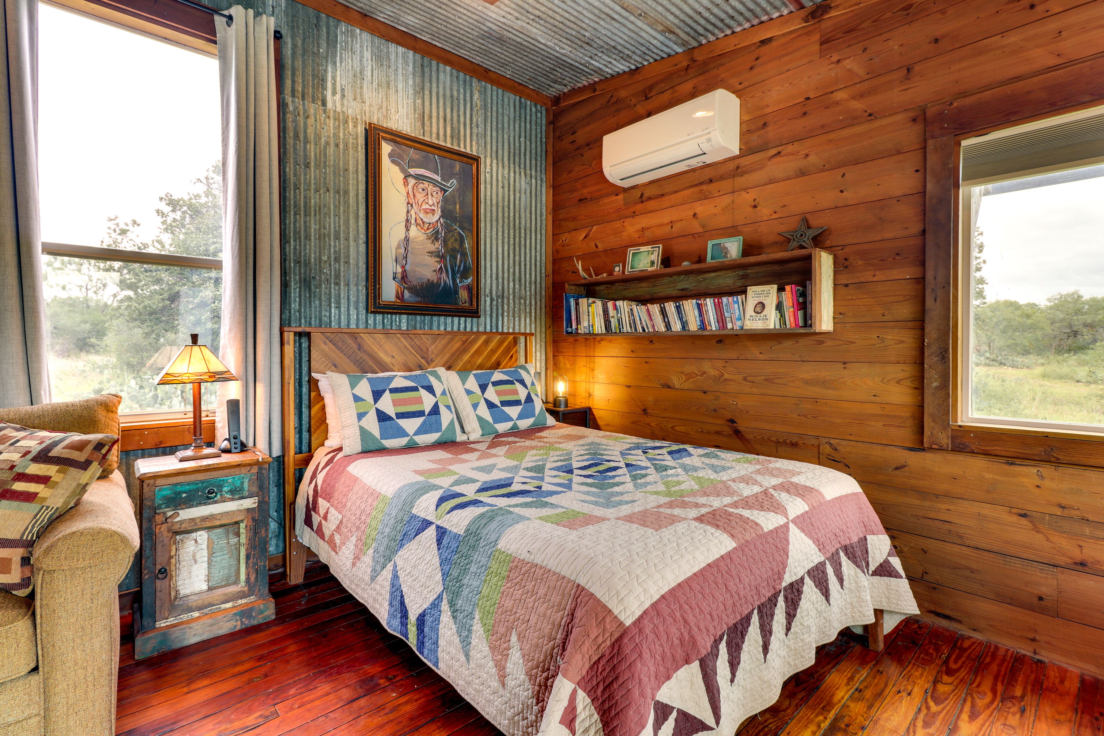 Studio | Queen Bed