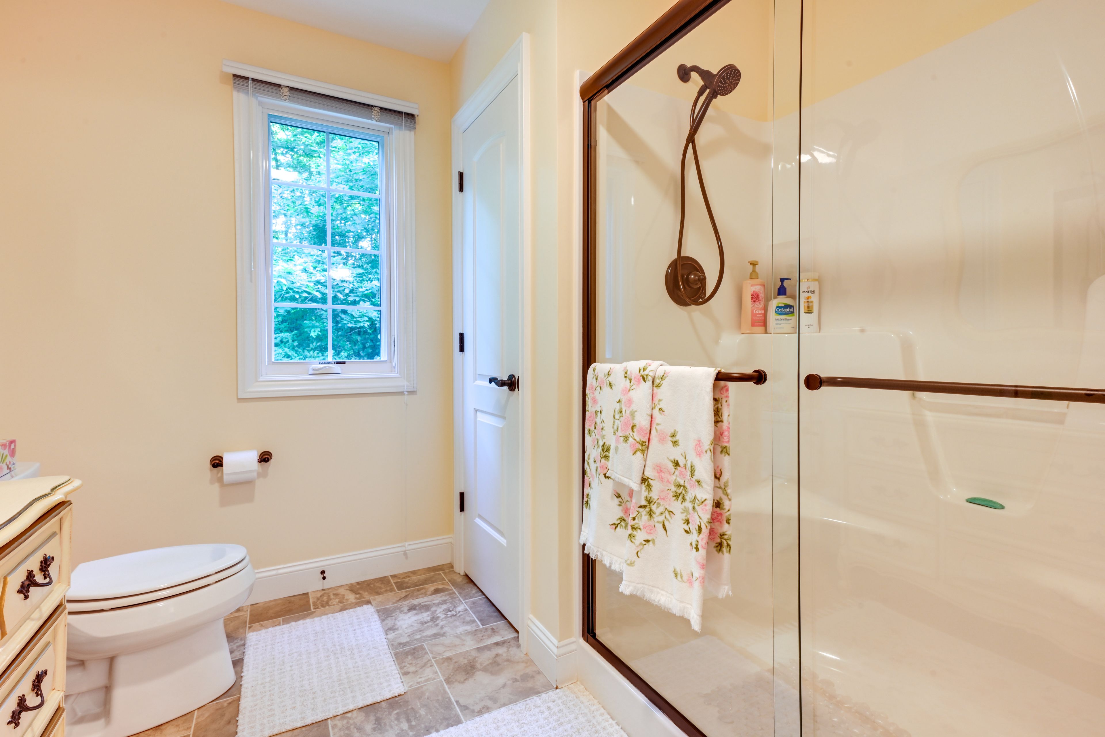Full Bathroom | Complimentary Toiletries