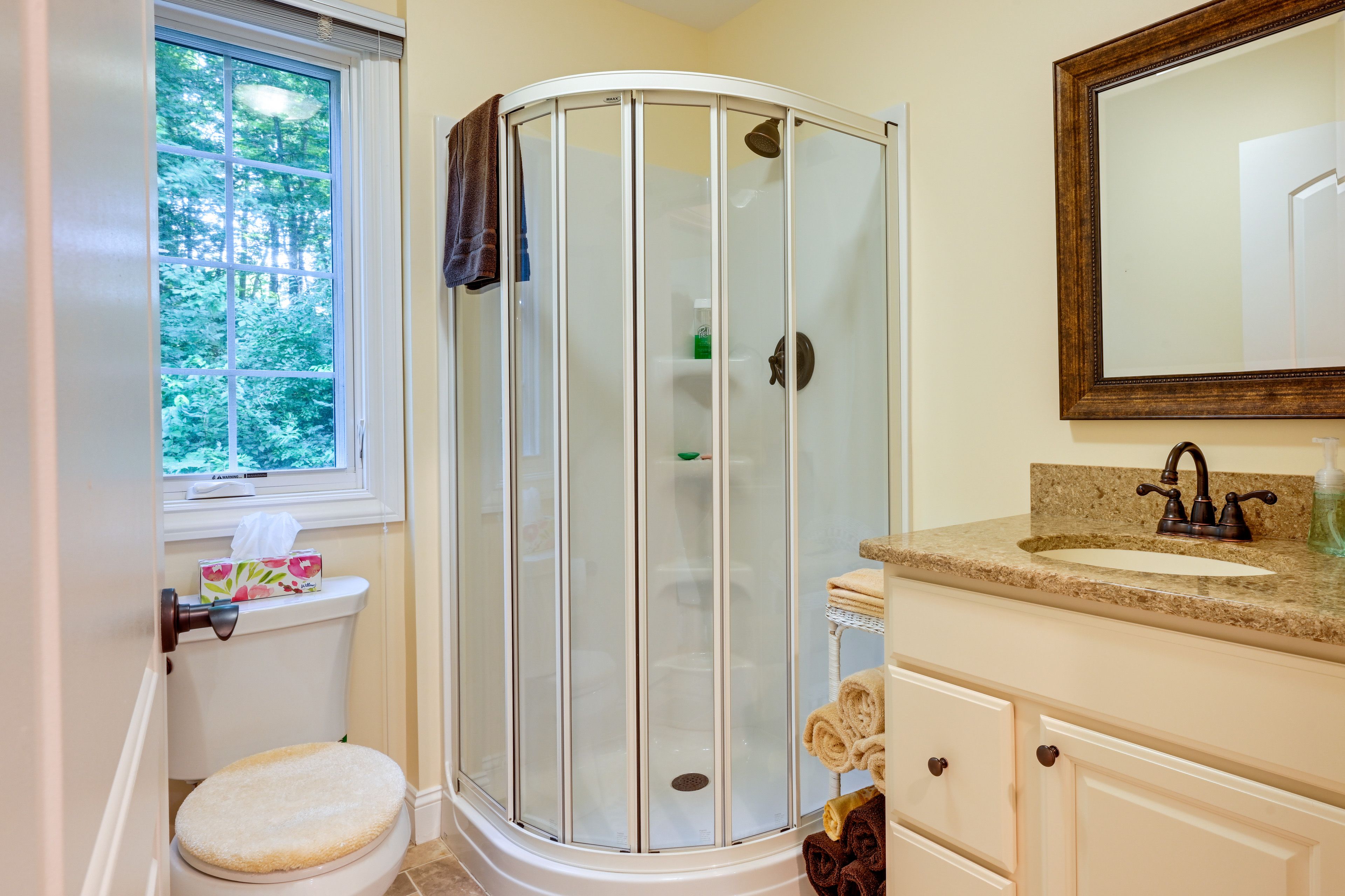 Full Bathroom | Complimentary Toiletries