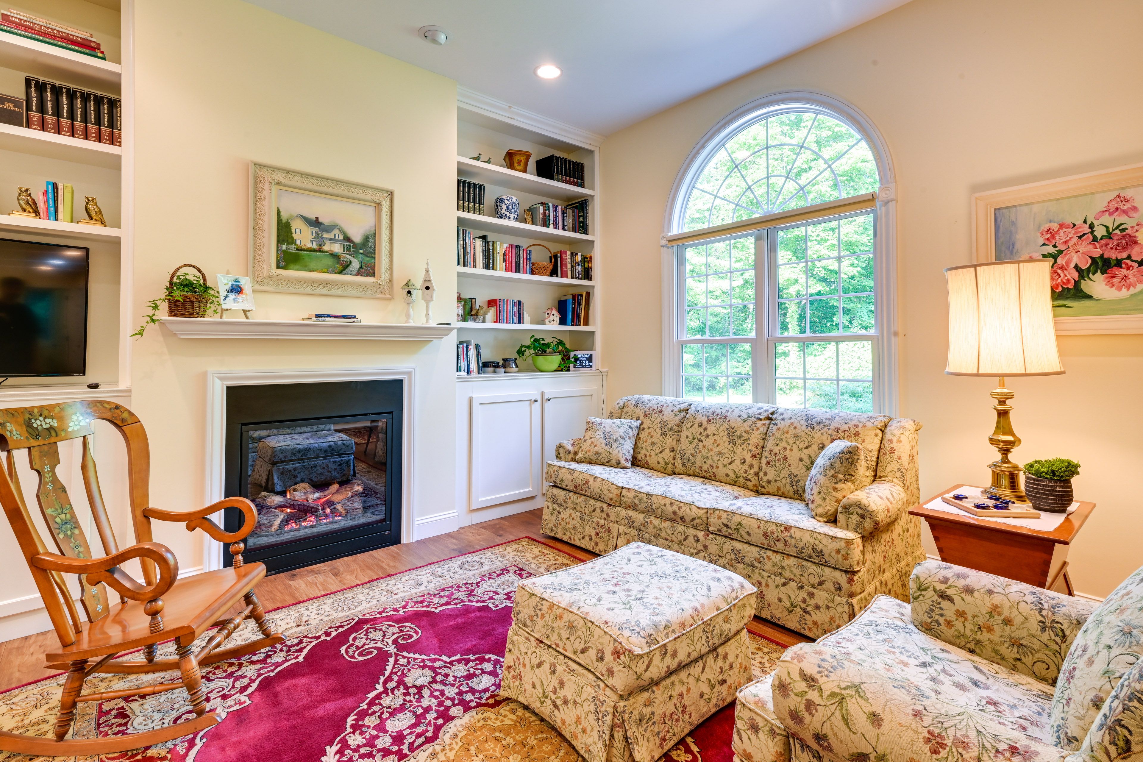 Living Area | Smart TV | Gas Fireplace