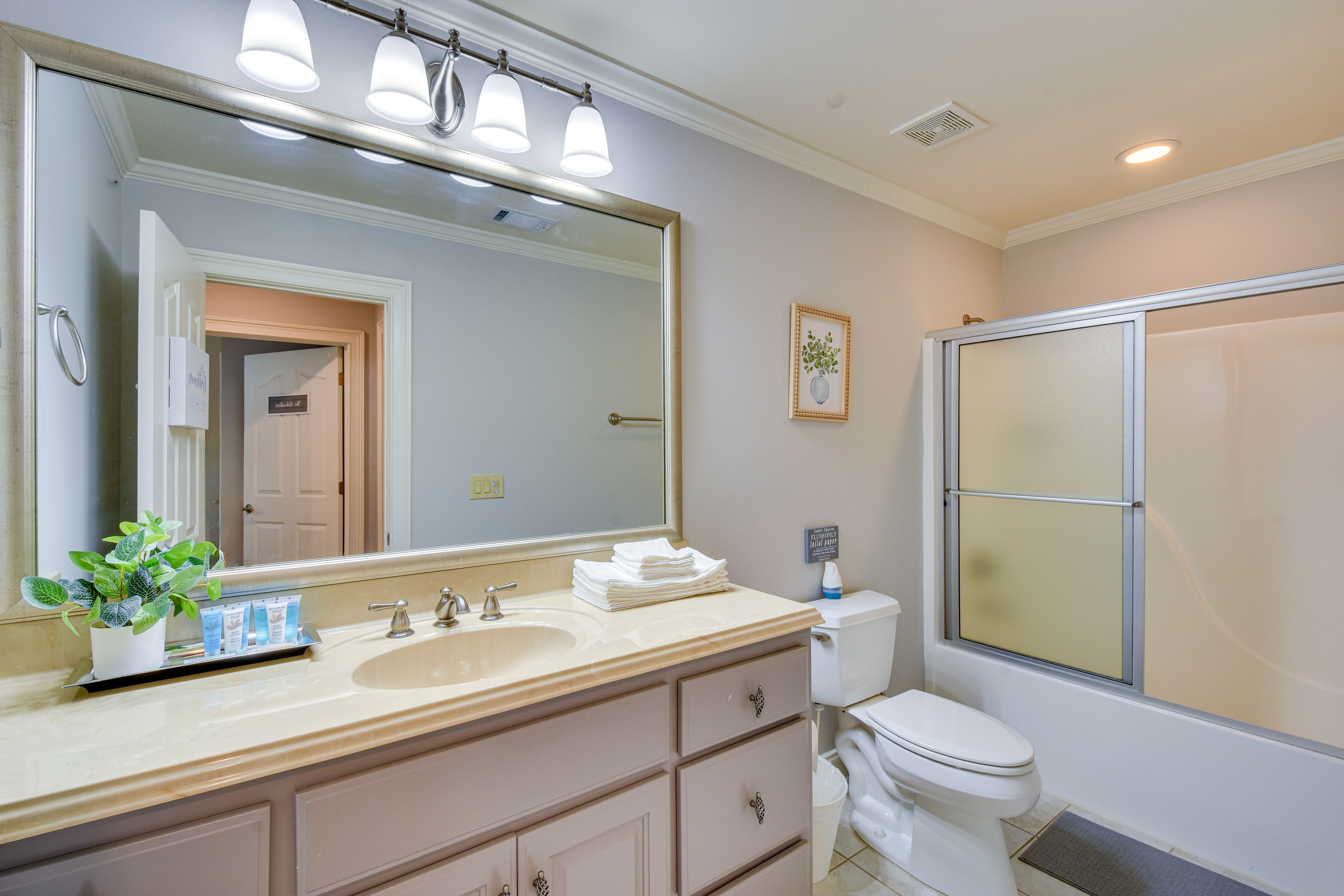 Full Bathroom | Complimentary Toiletries