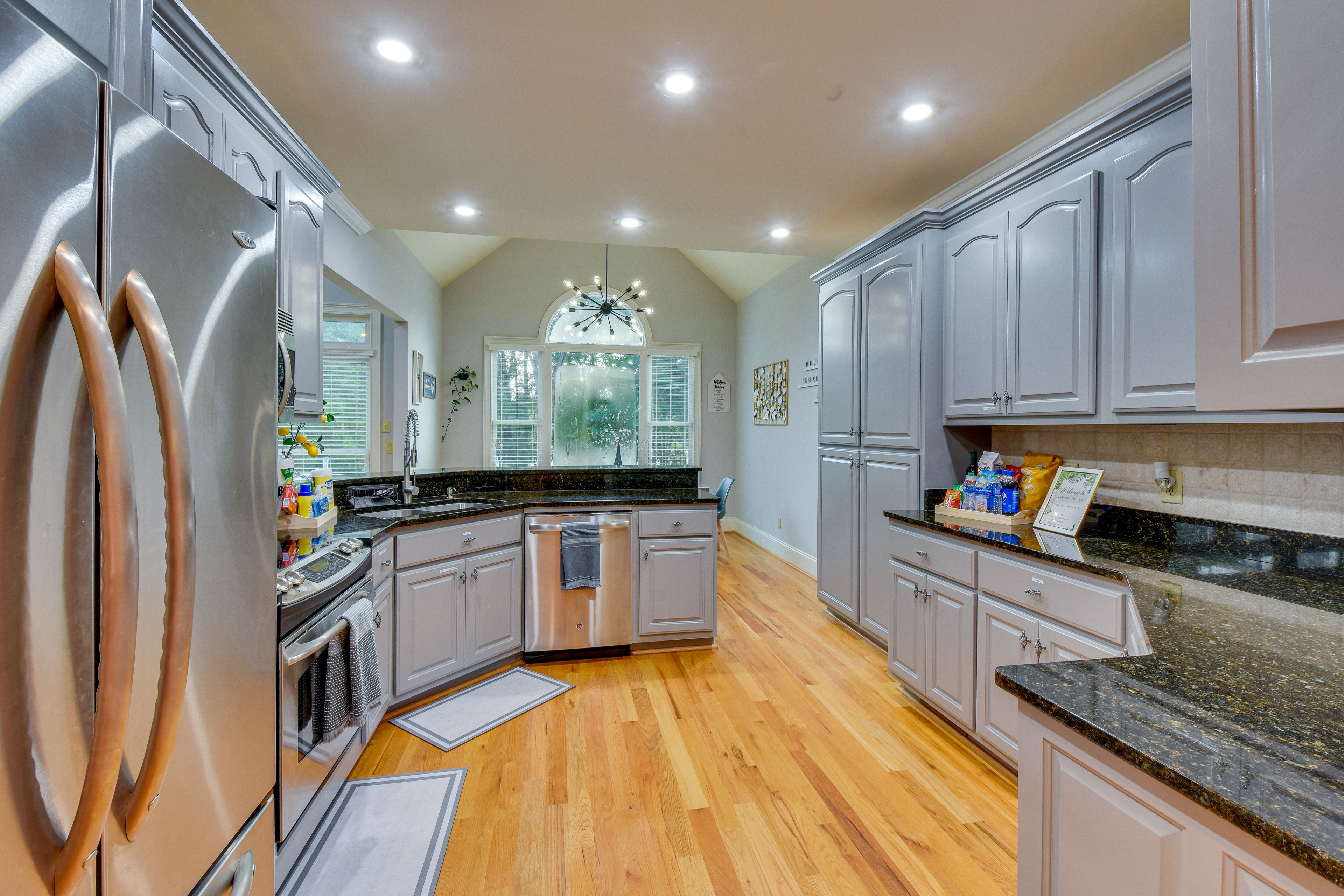 Kitchen | Stove/Oven | Dishwasher | Breakfast Bar