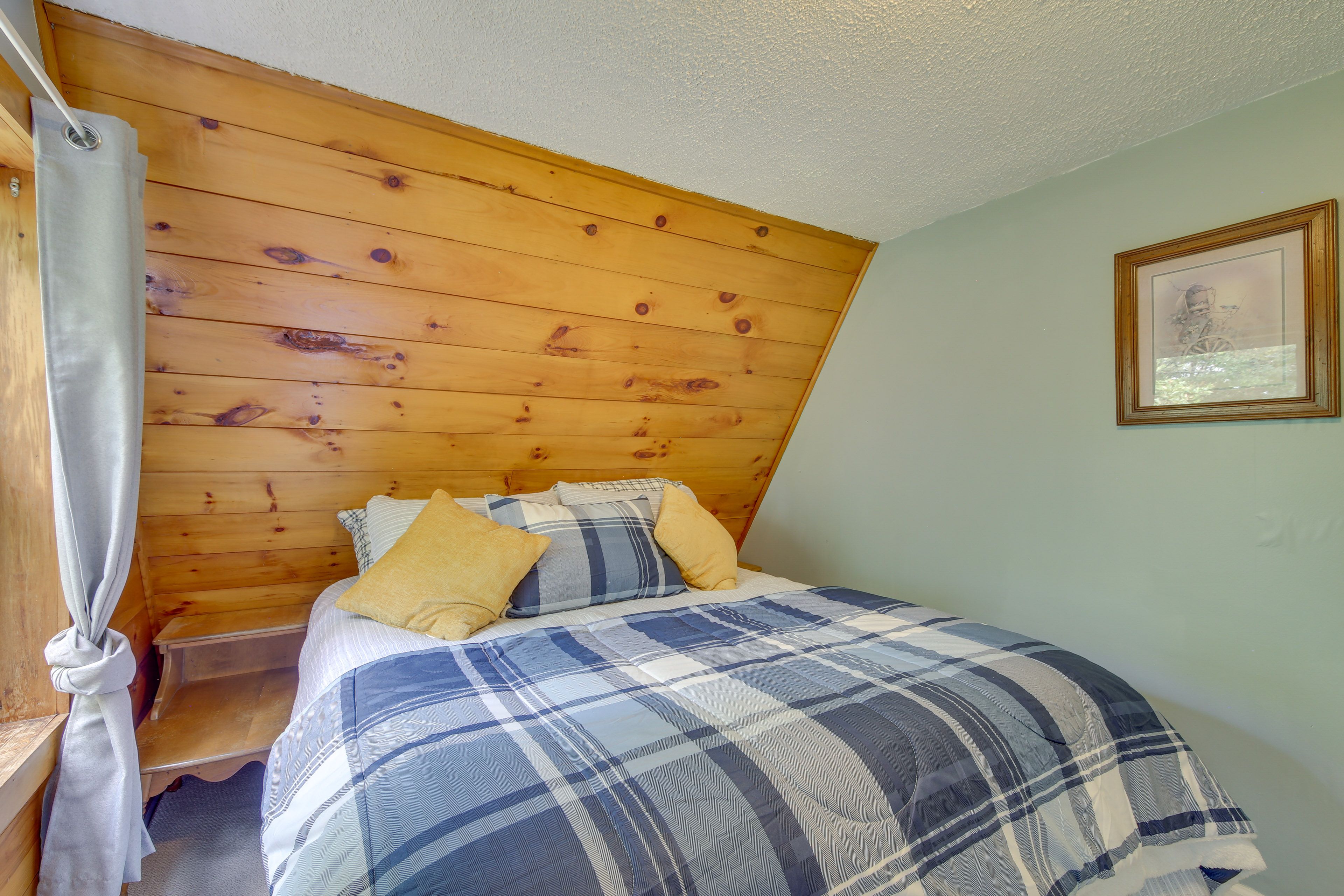 Bedroom 1 | Queen Bed | 2nd Floor