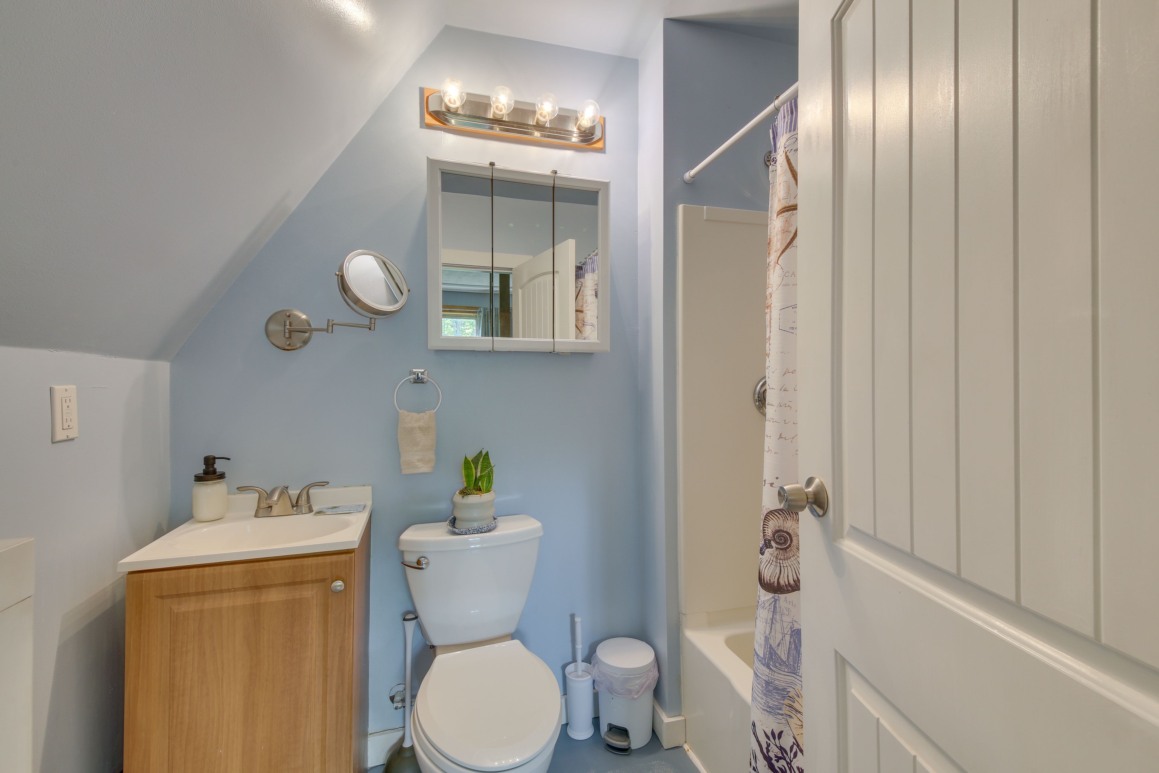 Full Bathroom | Complimentary Toiletries | 1st Floor