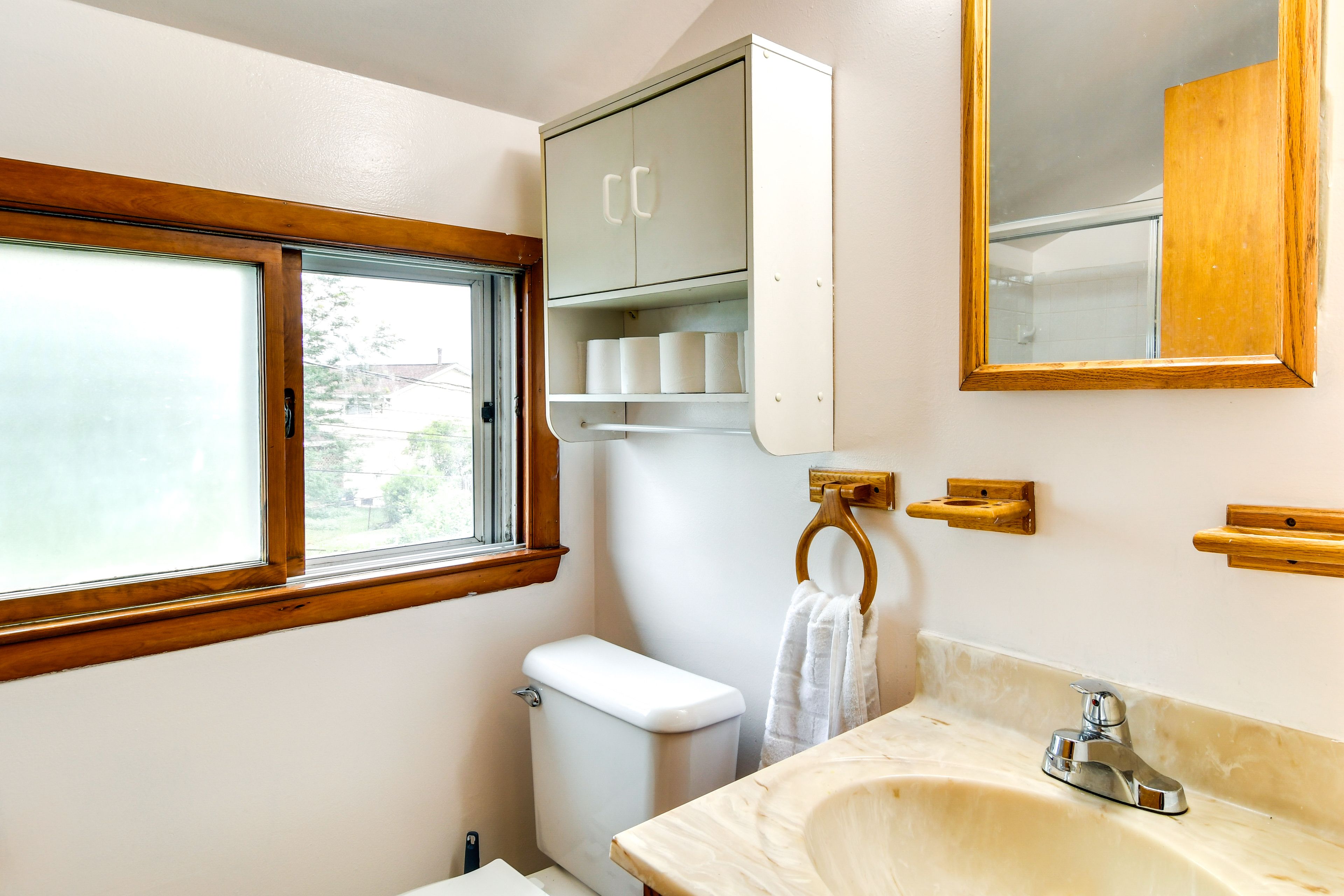 Full Bathroom | Towels Provided | Complimentary Toiletries