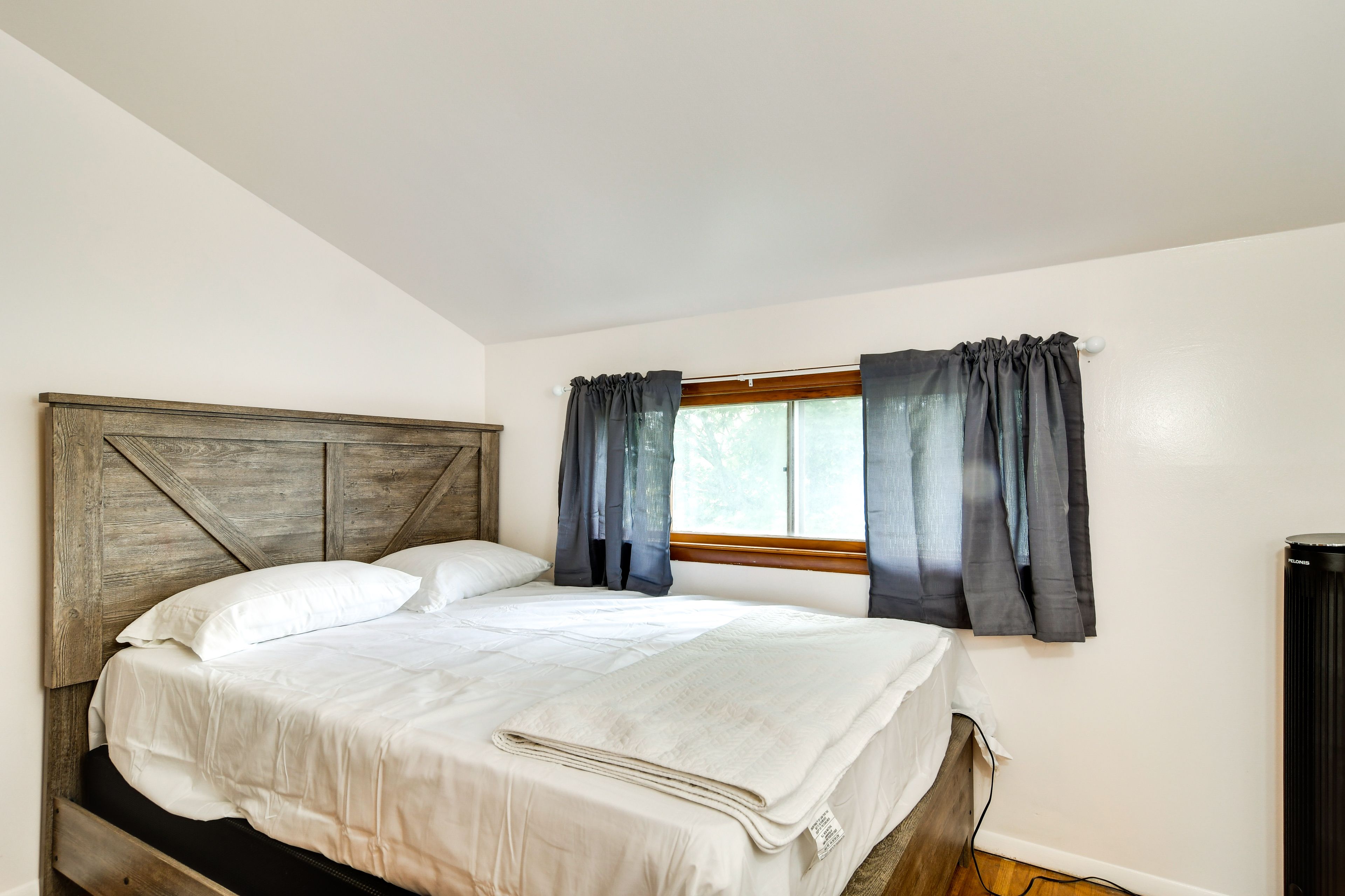 Bedroom 2 | 2nd Floor | Queen Bed