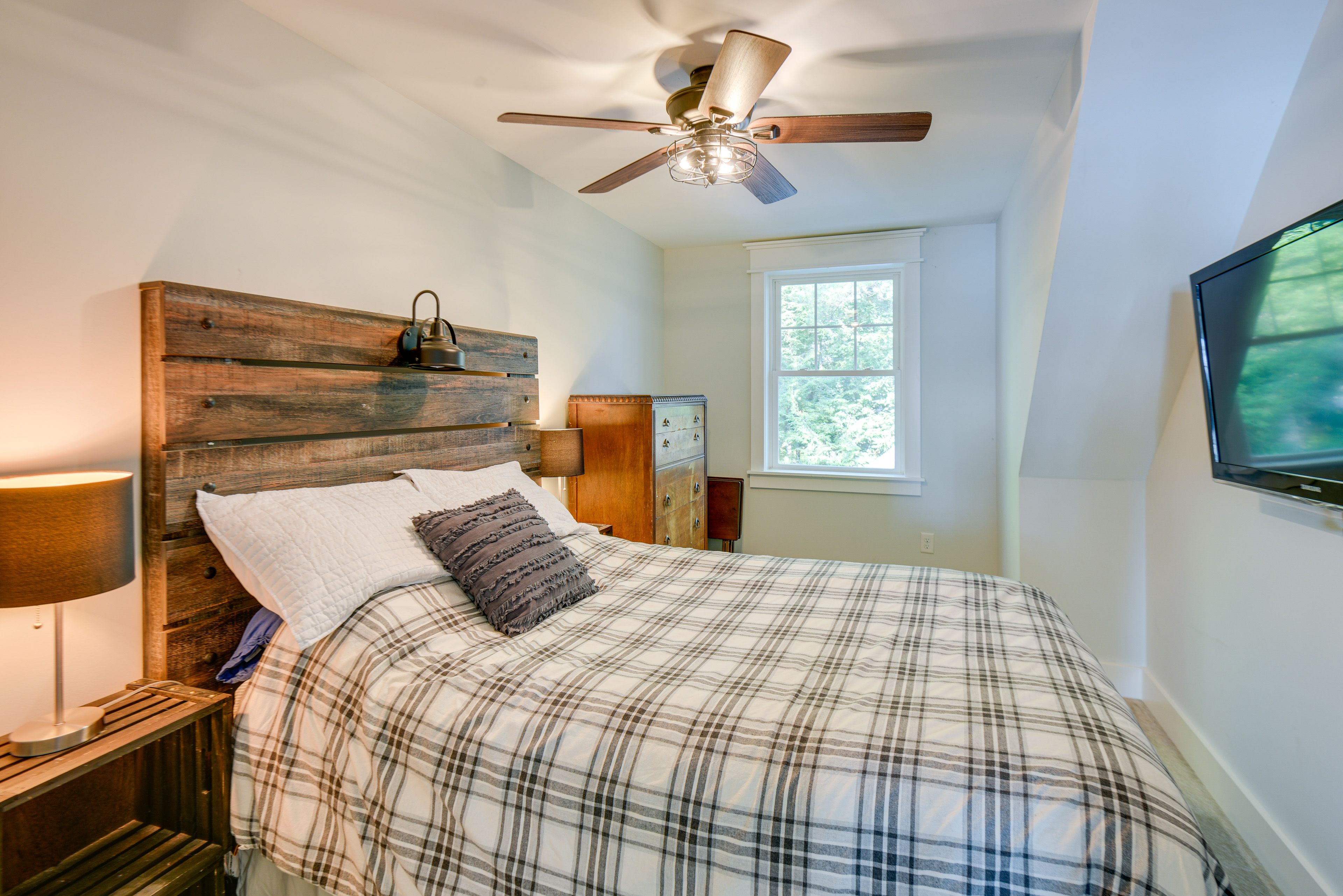 Bedroom 1 | Queen Bed | Linens Provided
