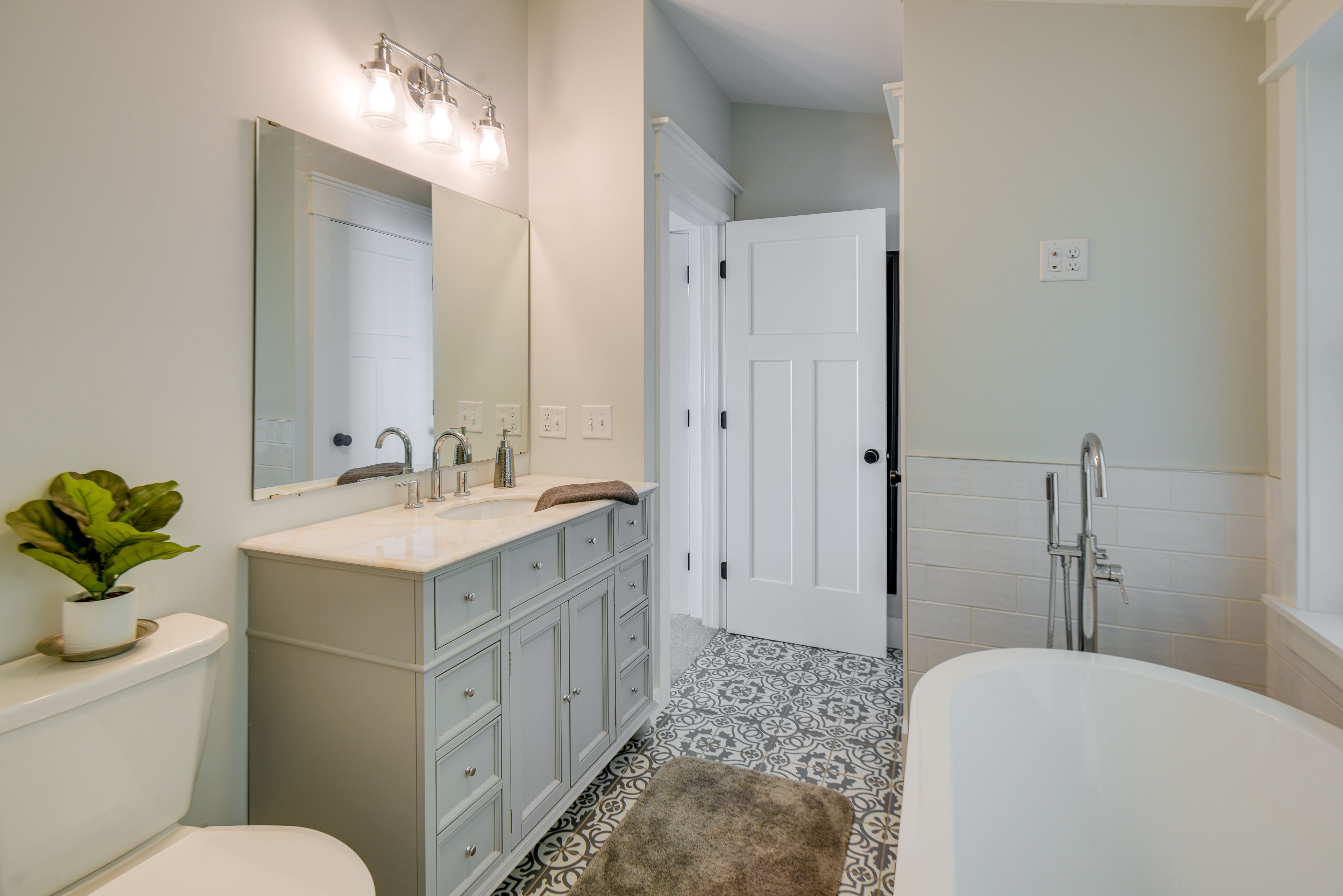 Full Bathroom | Towels Provided | Complimentary Toiletries | Soaker Tub