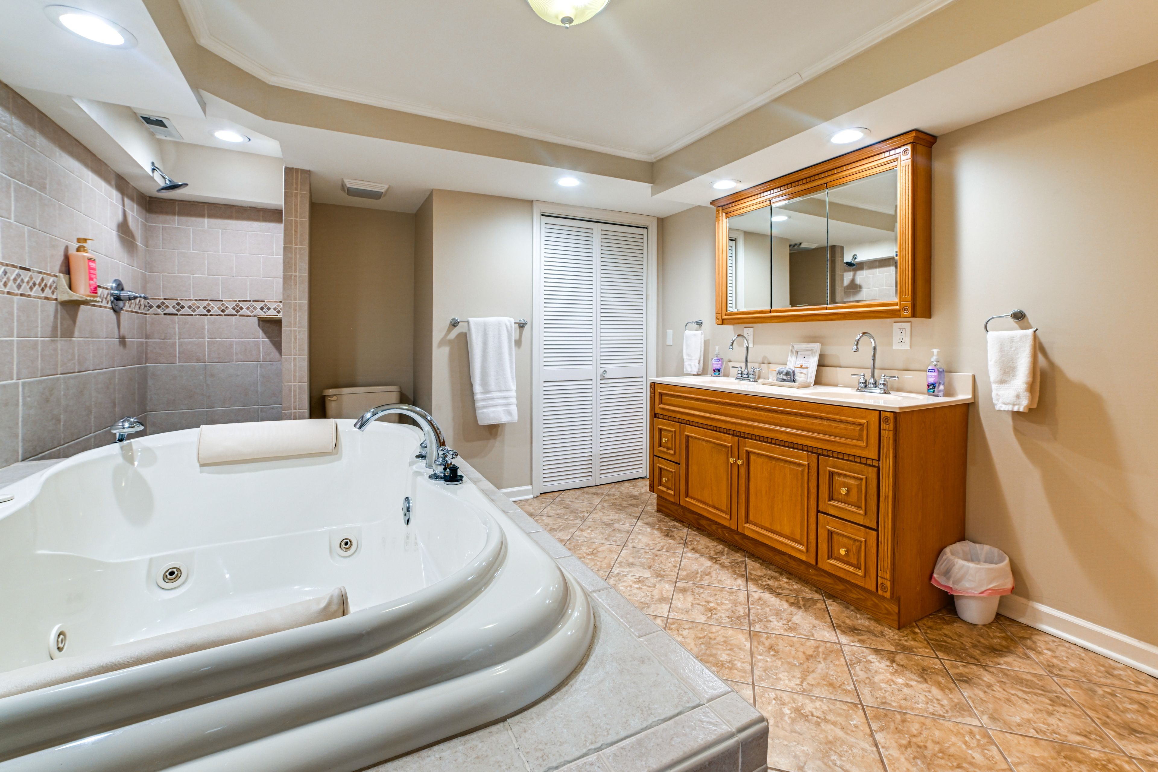En-Suite Bathroom | Lower Level | Jetted Tub | Complimentary Toiletries