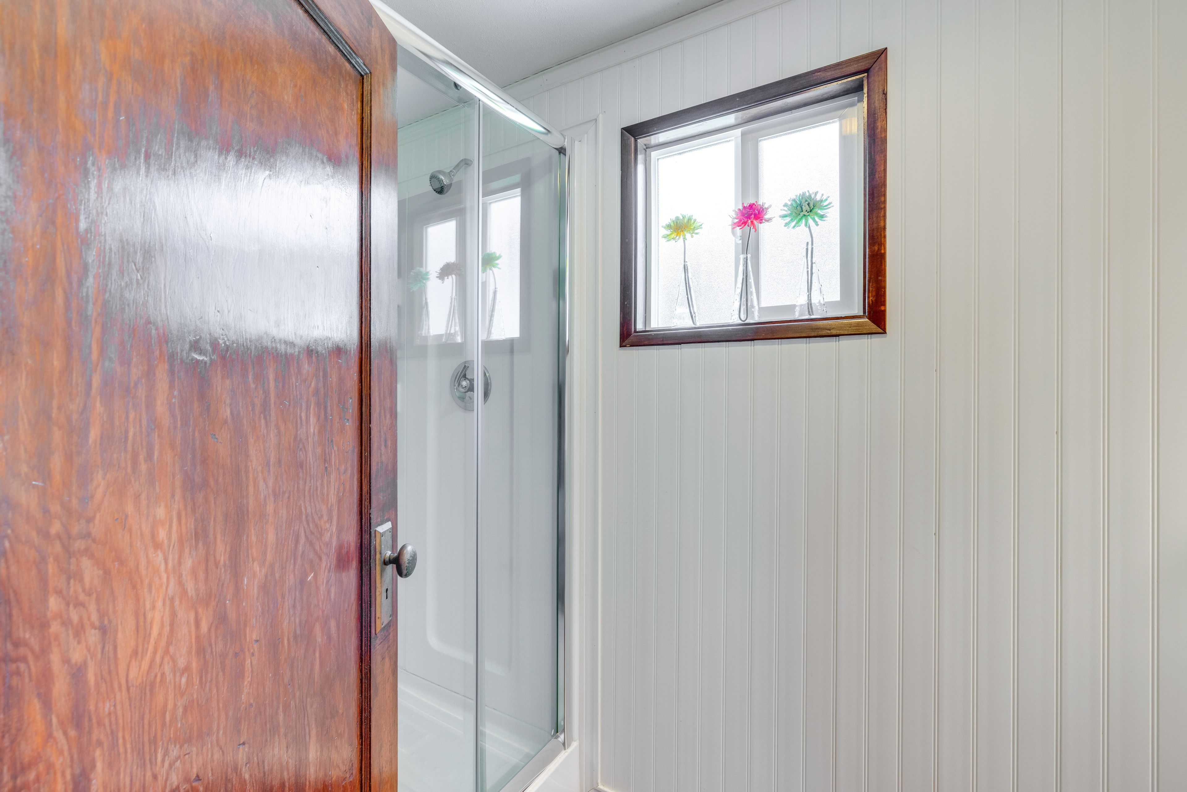 Full Bathroom | 1st Floor | Towels Provided
