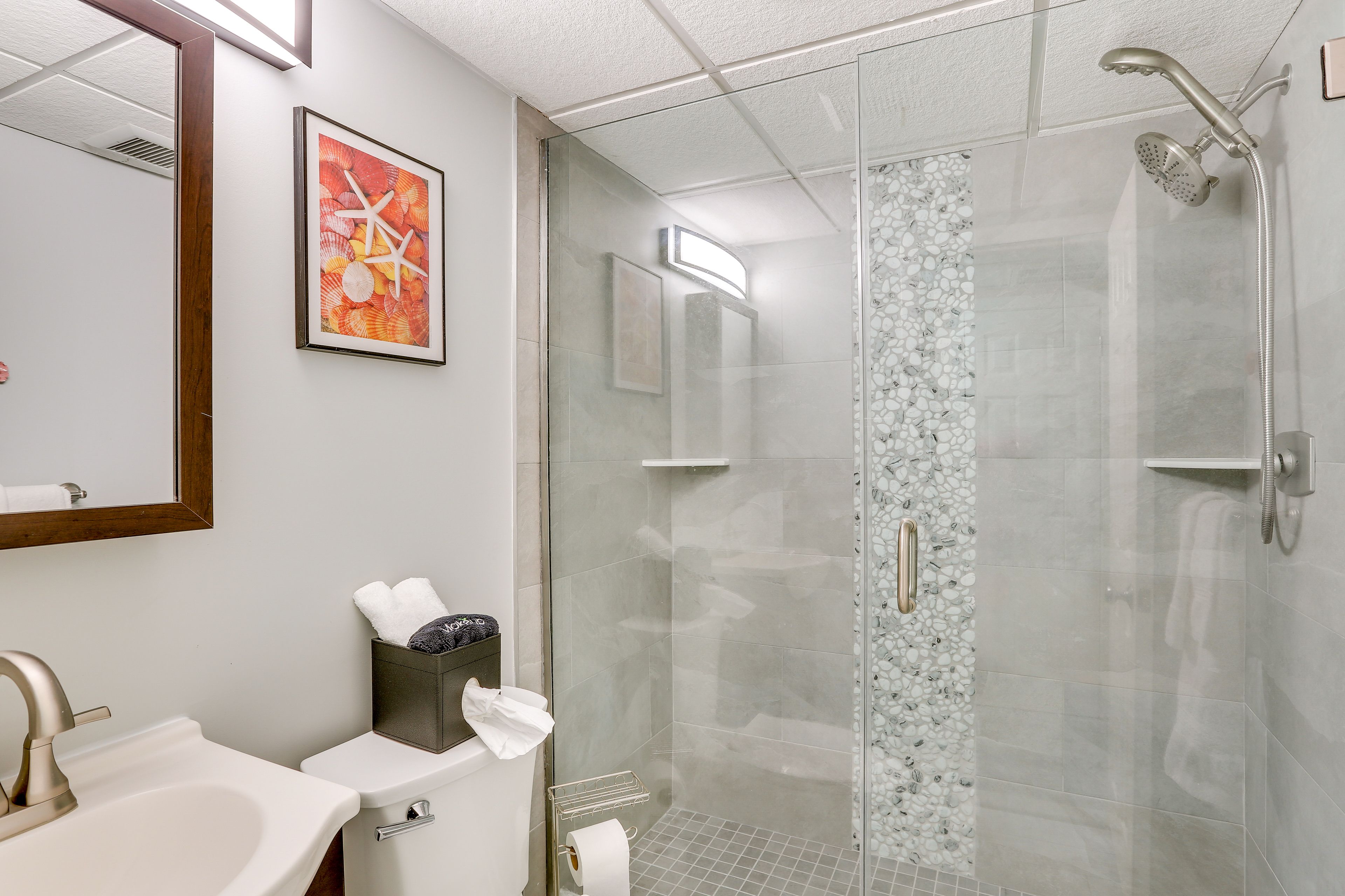 Full Bathroom | Complimentary Toiletries