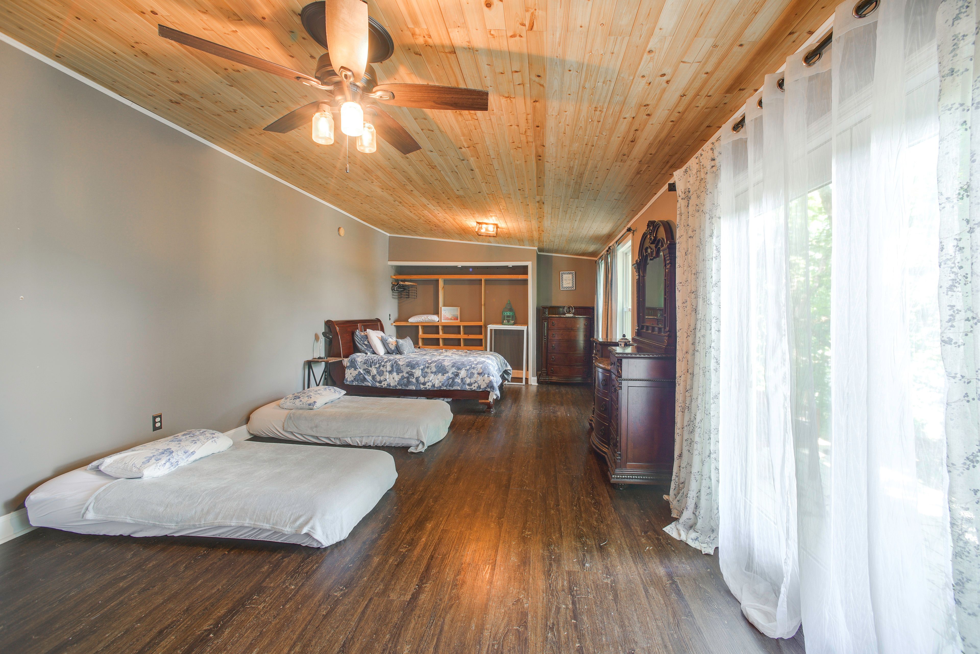 Bedroom 1 | King Bed | 2 Twin Air Mattresses