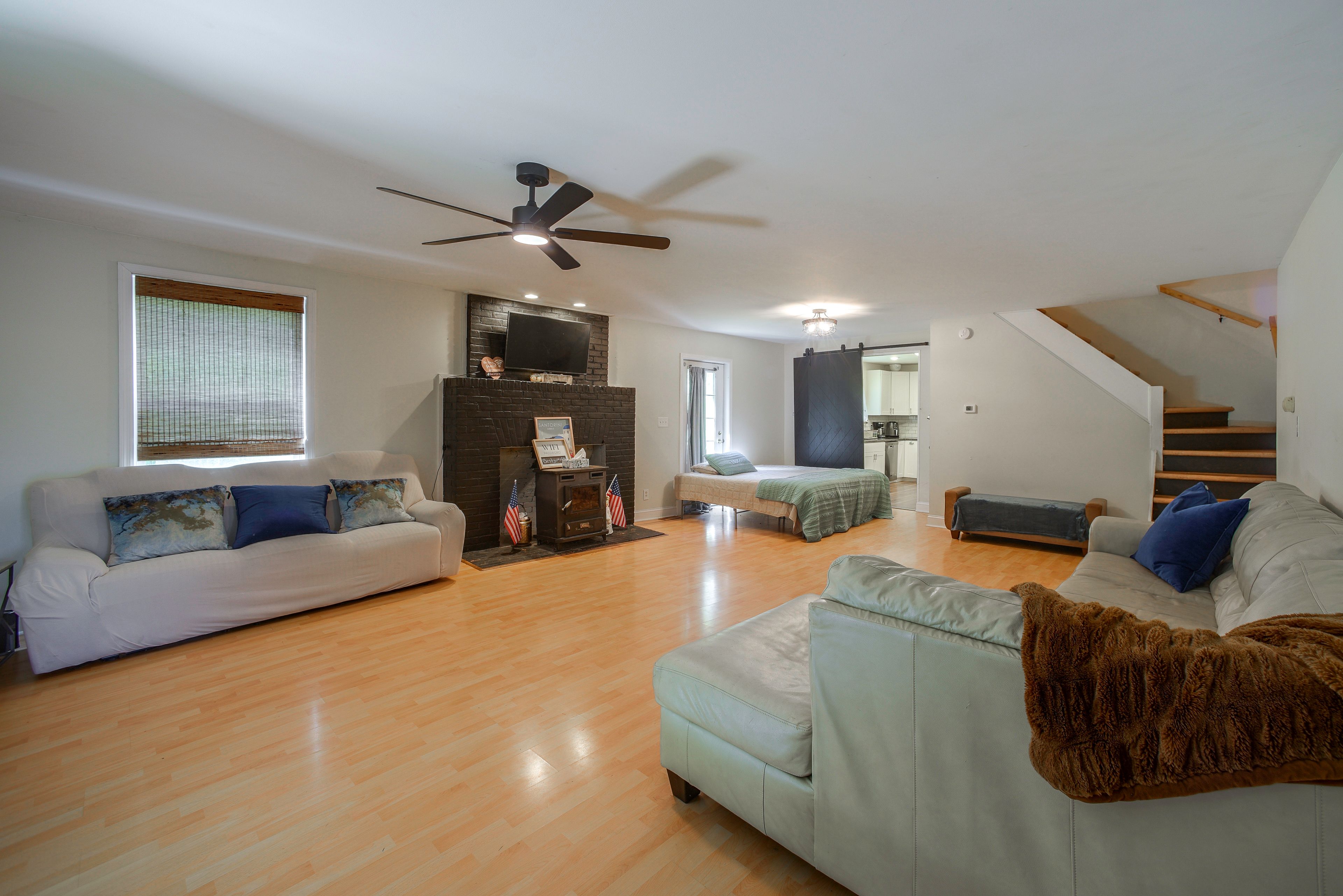 Living Room | King Bed | Free WiFi | Smart TV
