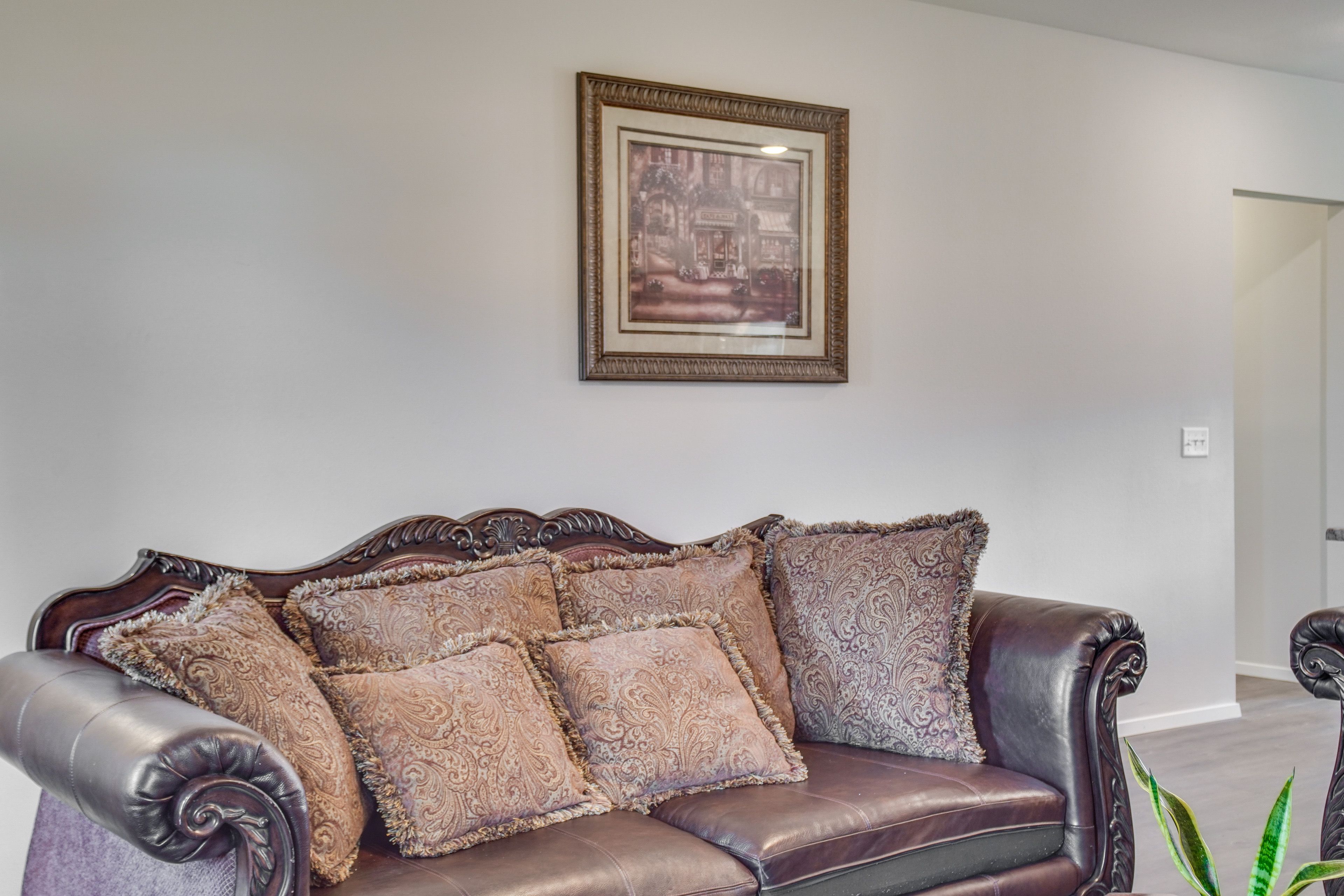 Living Room | Flat-Screen TV | Central A/C | Ceiling Fans | Free WiFi