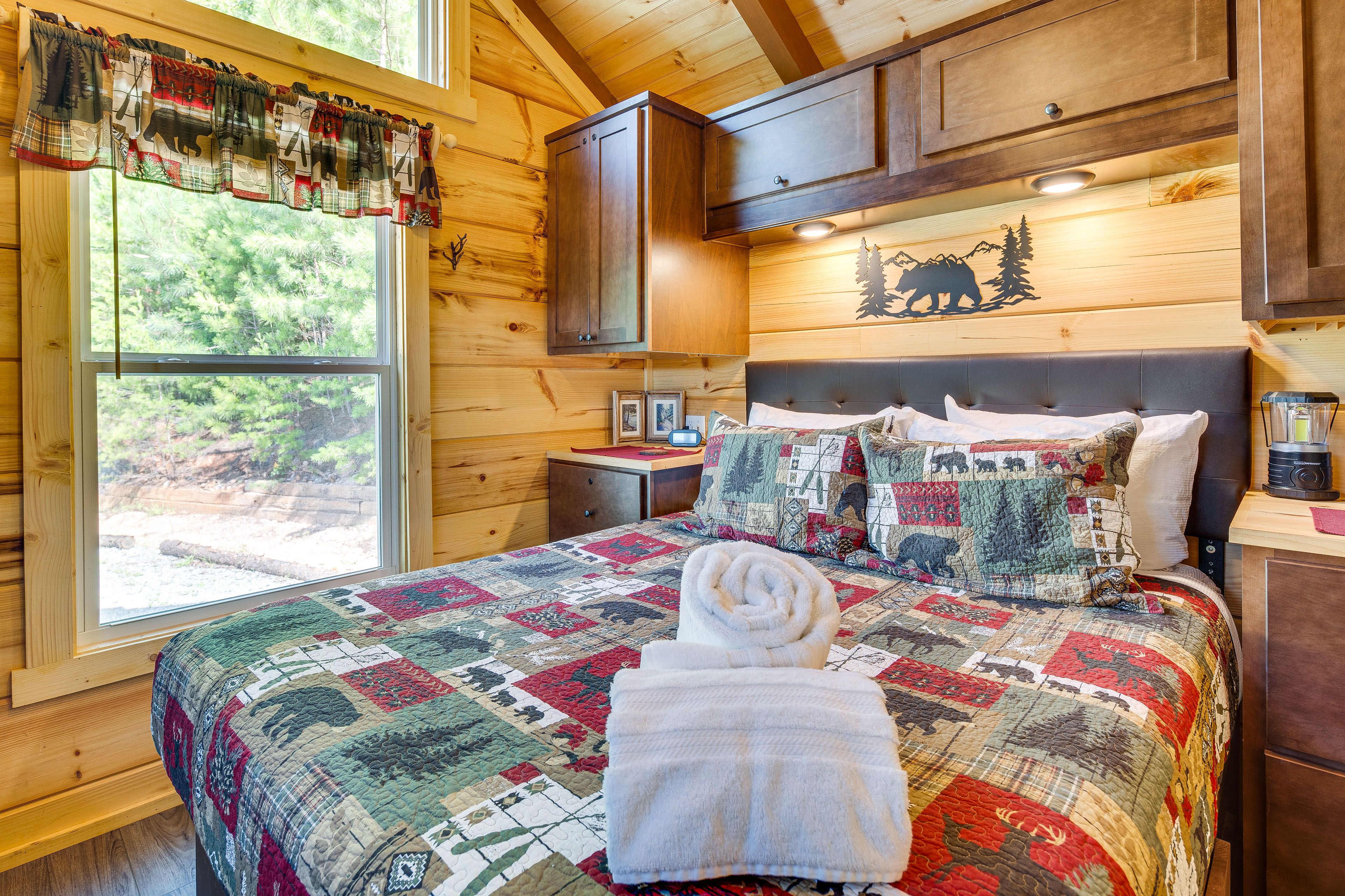 Bedroom | 1st Floor | Queen Bed | Linens Provided | Cable TV